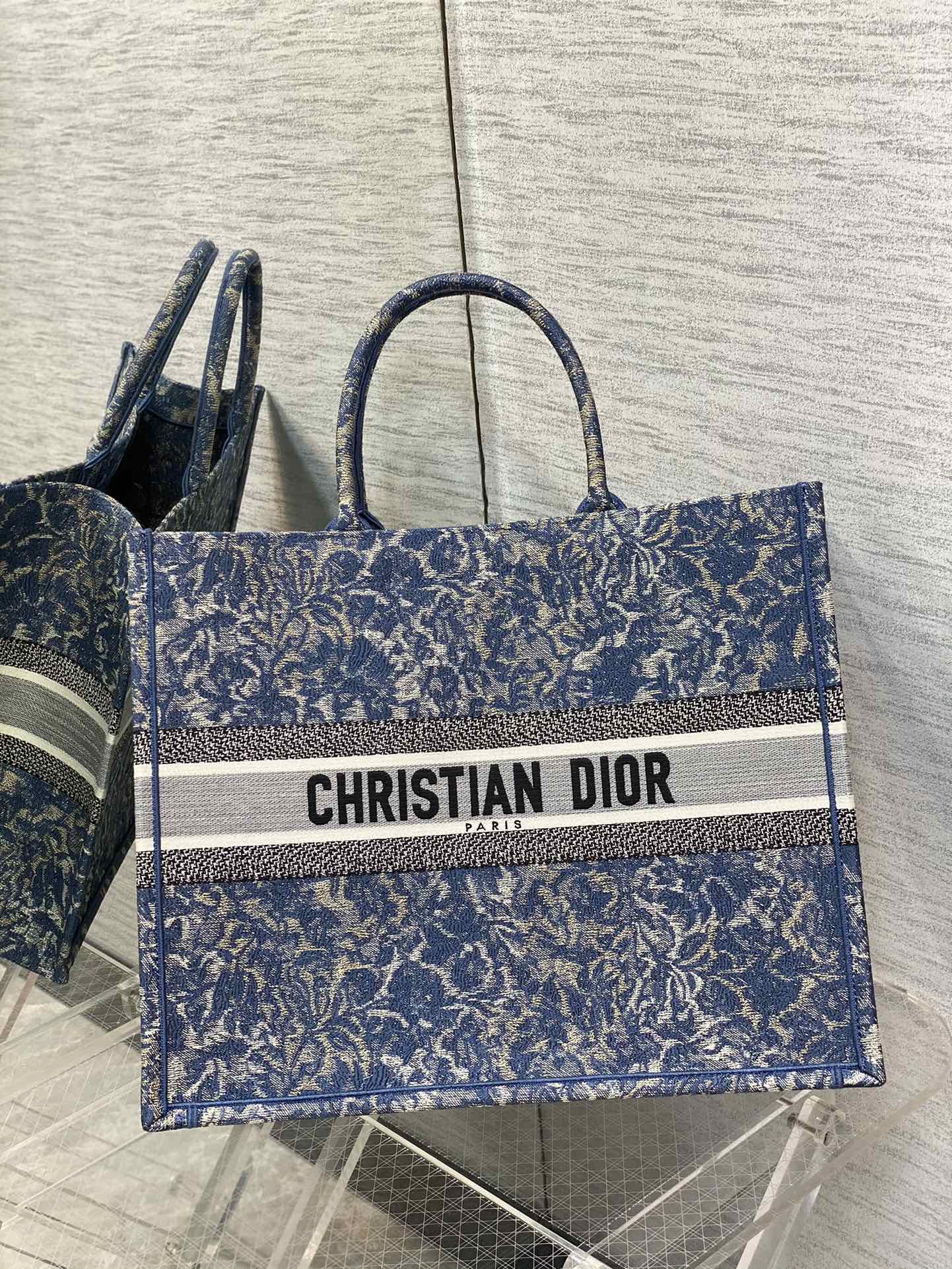 D*or book tote