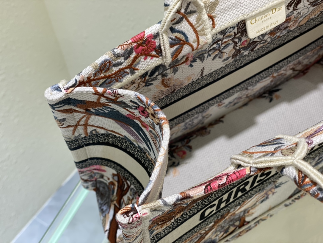 D*or book tote