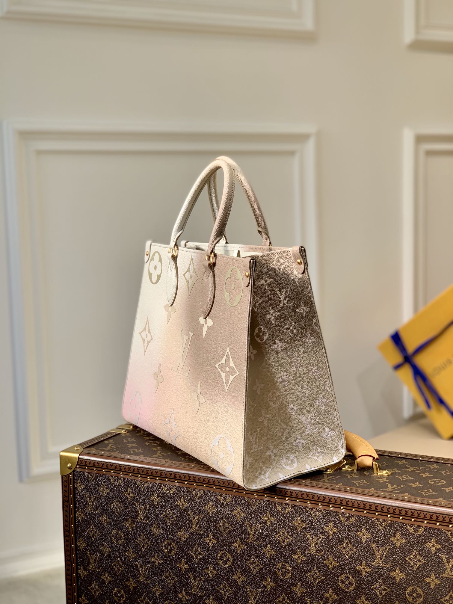 l0*is V*t0n onthego handbag-25*19*11.5 cm