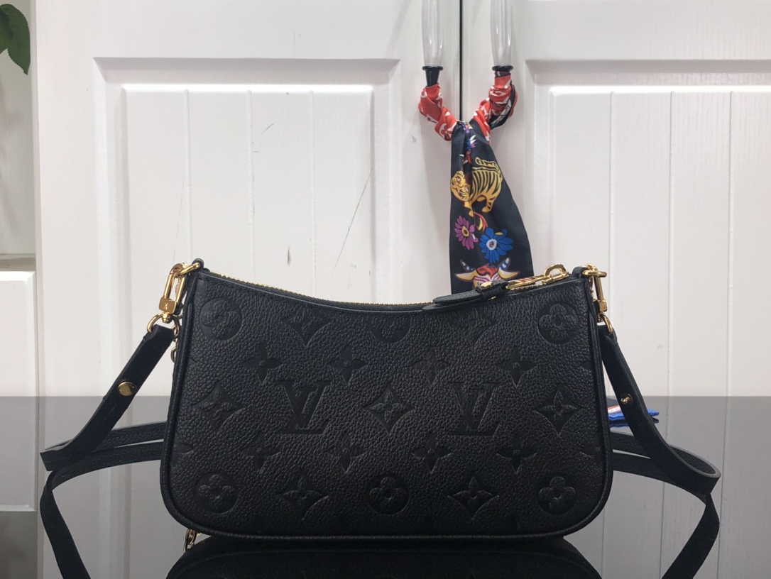 l0*is V*t0n easy pouch on strap-19x11.5x3cm