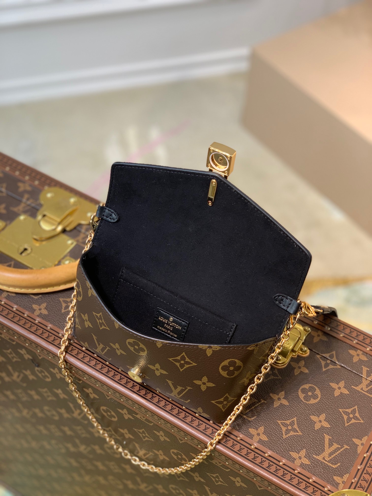 l0*is V*t0n padlock on strap-19x11×3cm