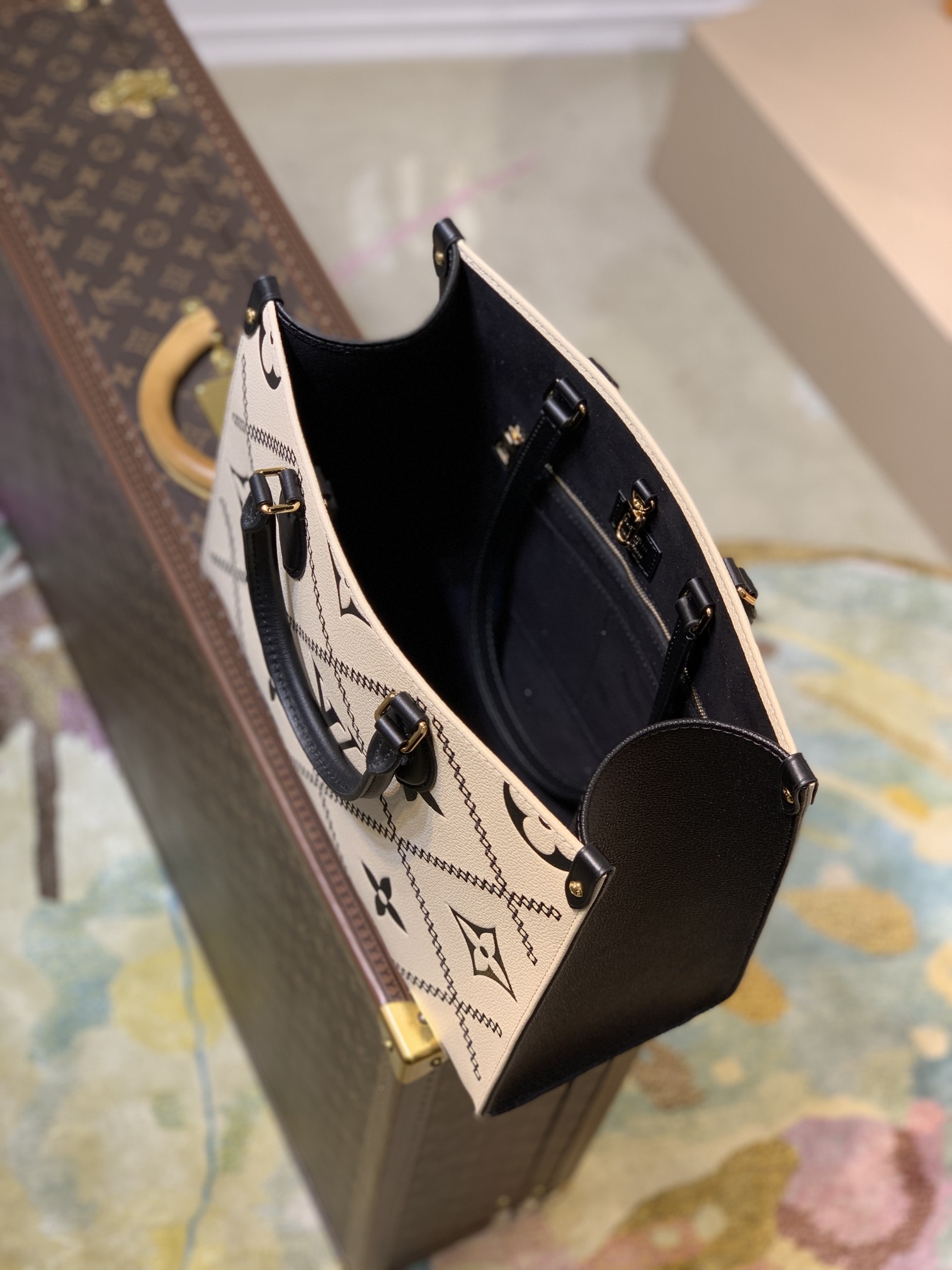 l0*is V*t0n by the pooll onthego handbag-35*27*14cm