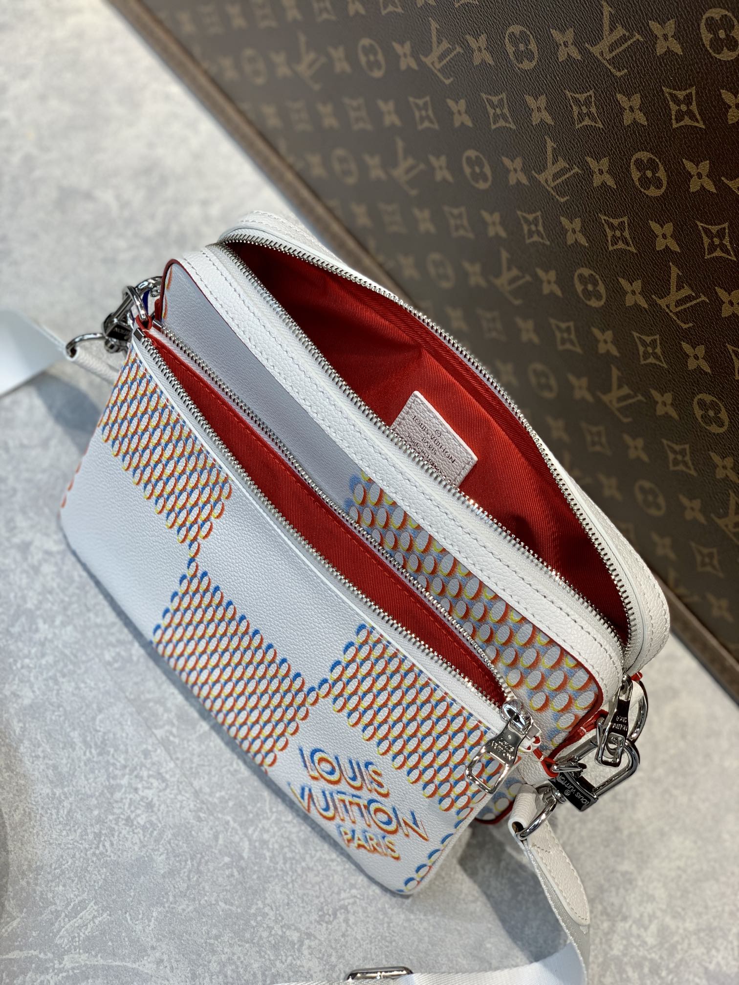 l0*is V*t0ntrio handbag-25*18.5*7cm