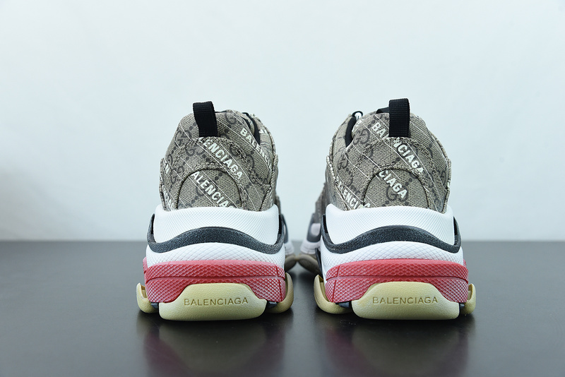 Ba*len*cia*ga triple s