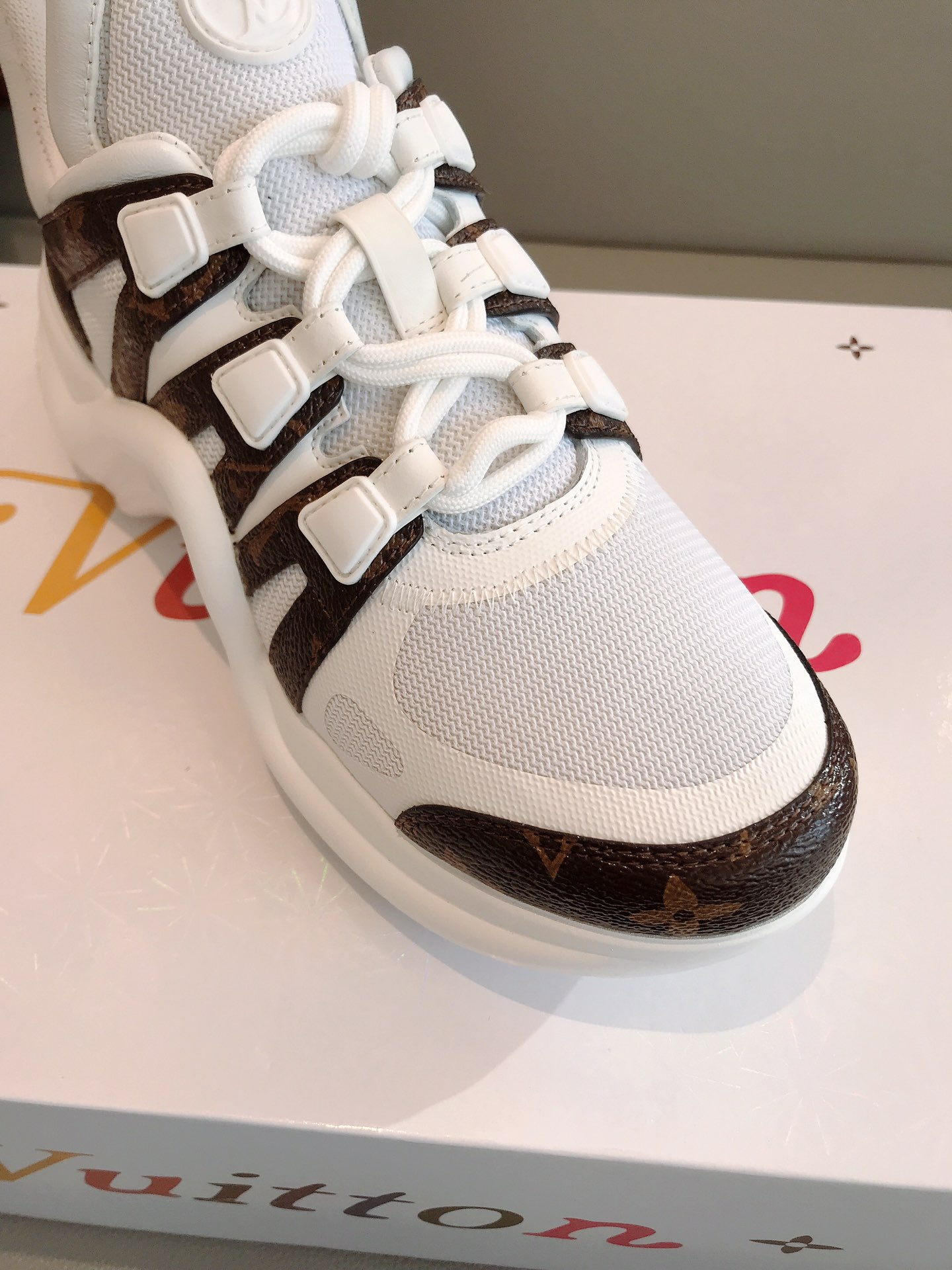 l0*is V*t0n archlight sneaker