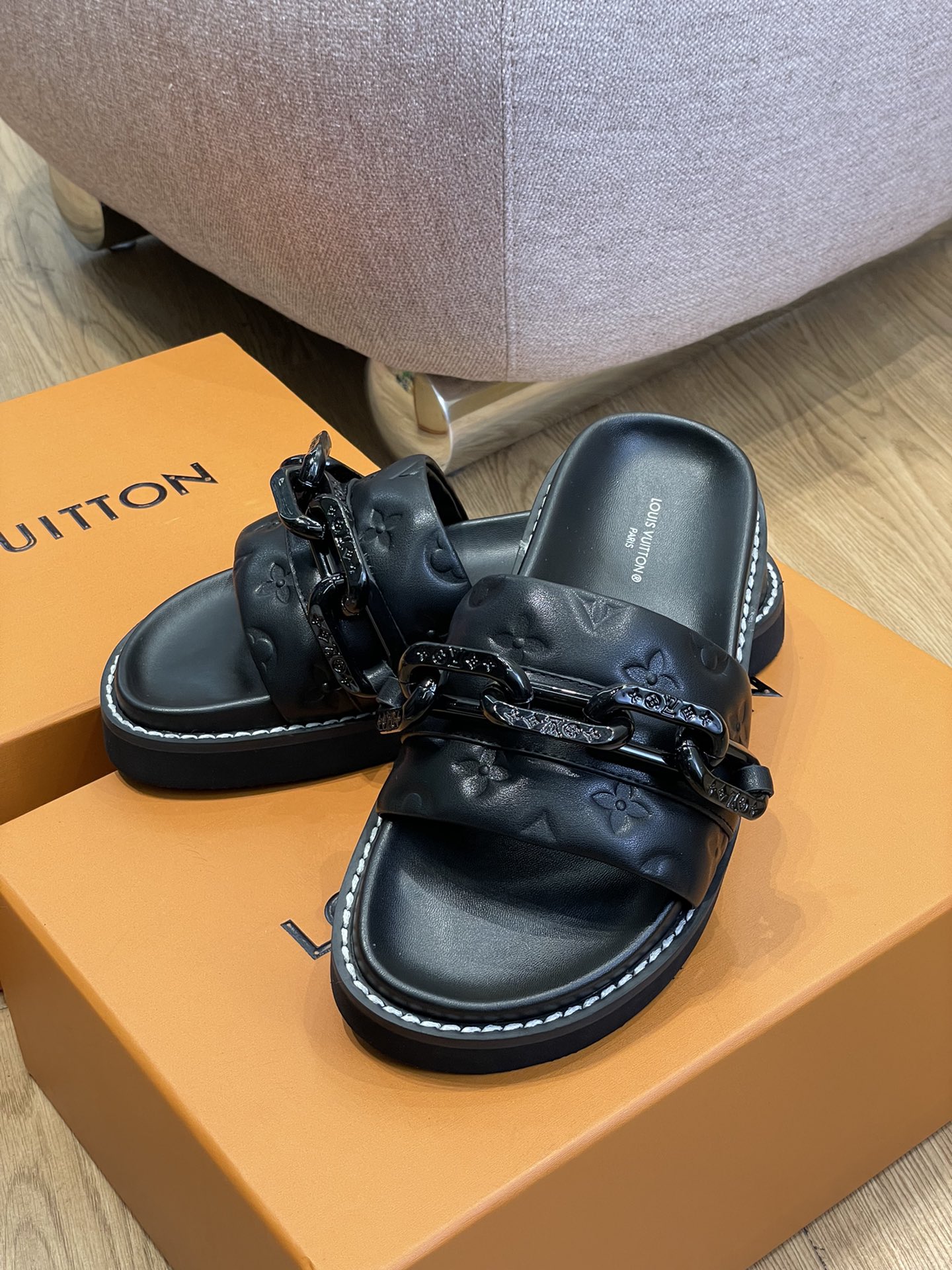 l0*is V*t0n 2022ss sandals