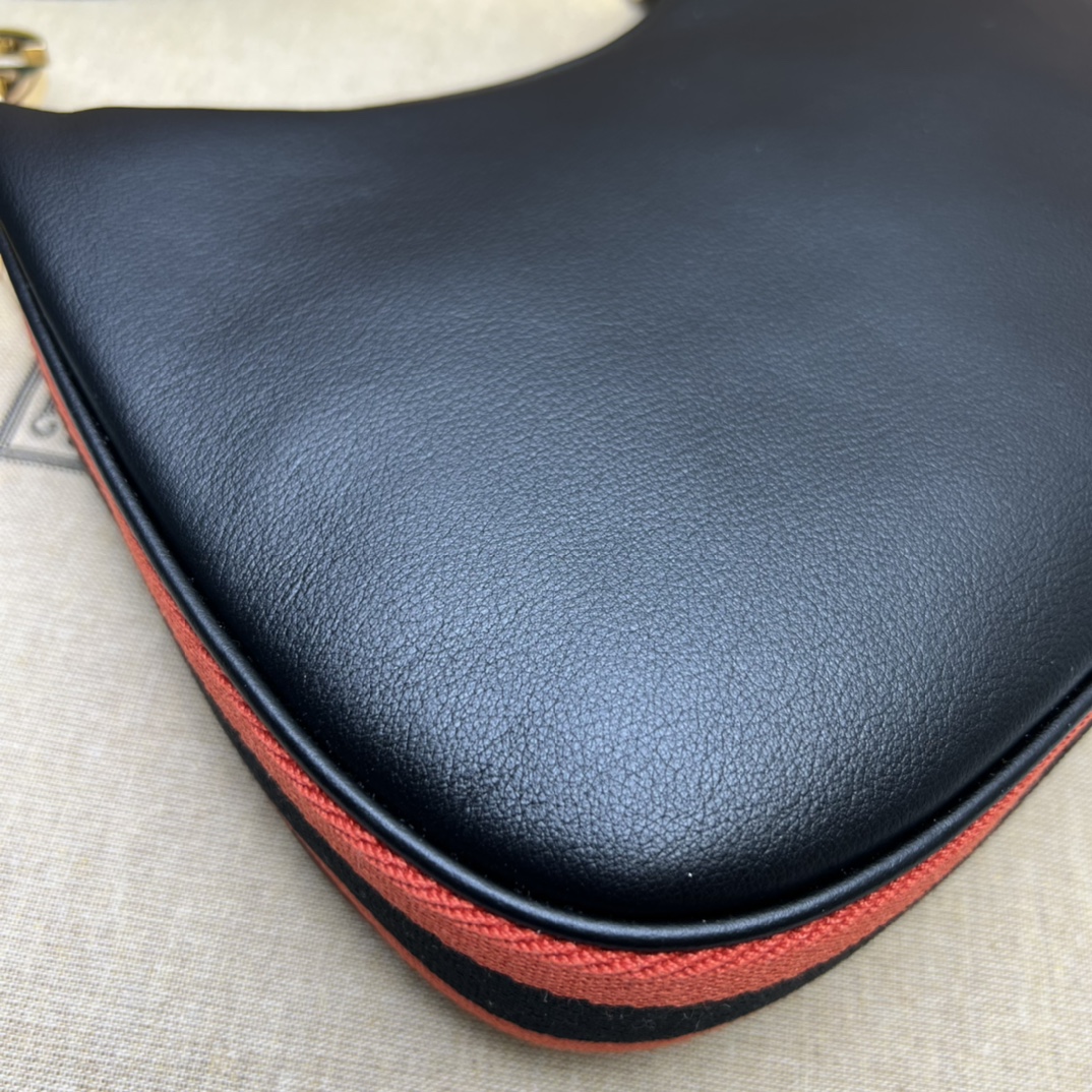 G*u*i attache small shoulder bag-23*22*5cm