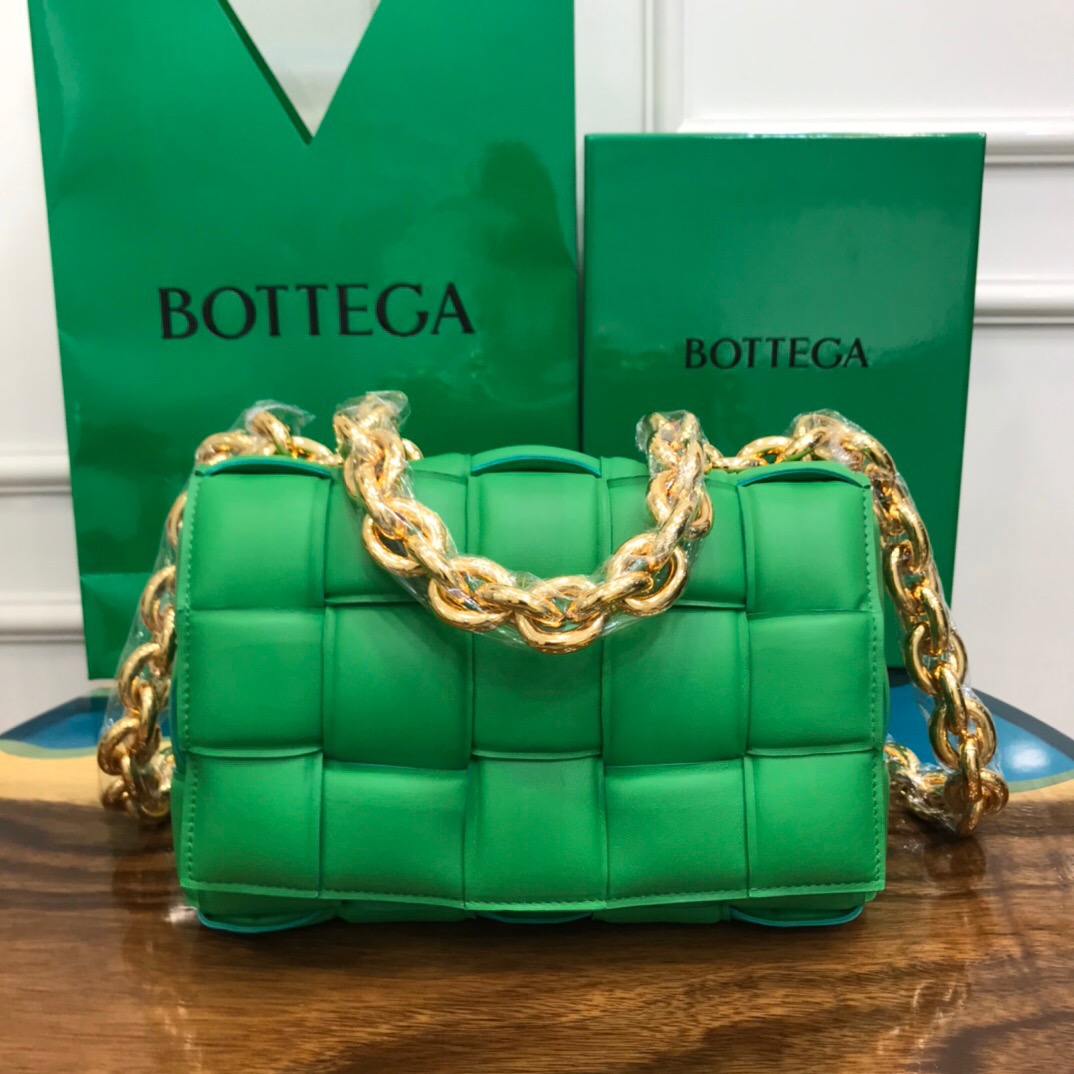 b0tt*ga Ven*ta padded cassette bag-26*18*8cm