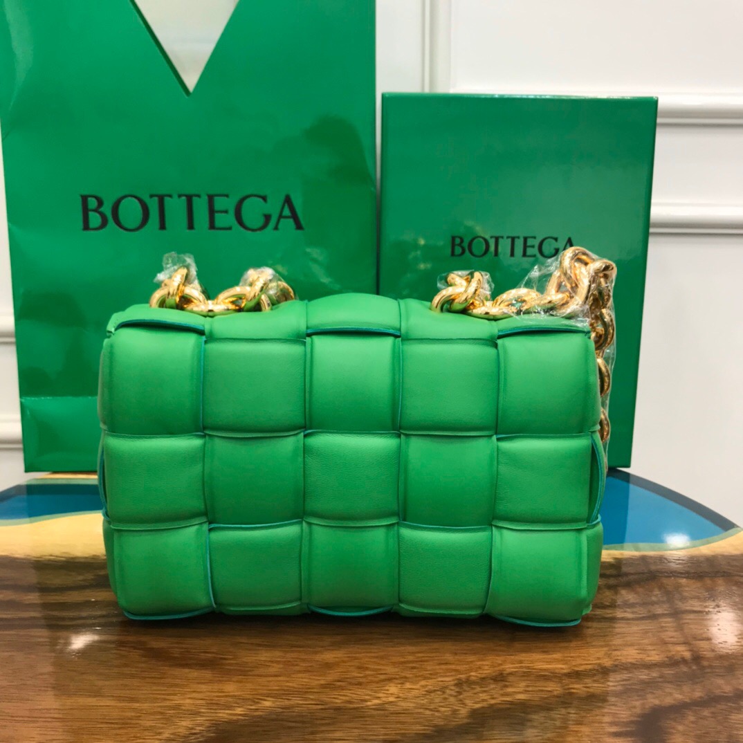 b0tt*ga Ven*ta padded cassette bag-26*18*8cm