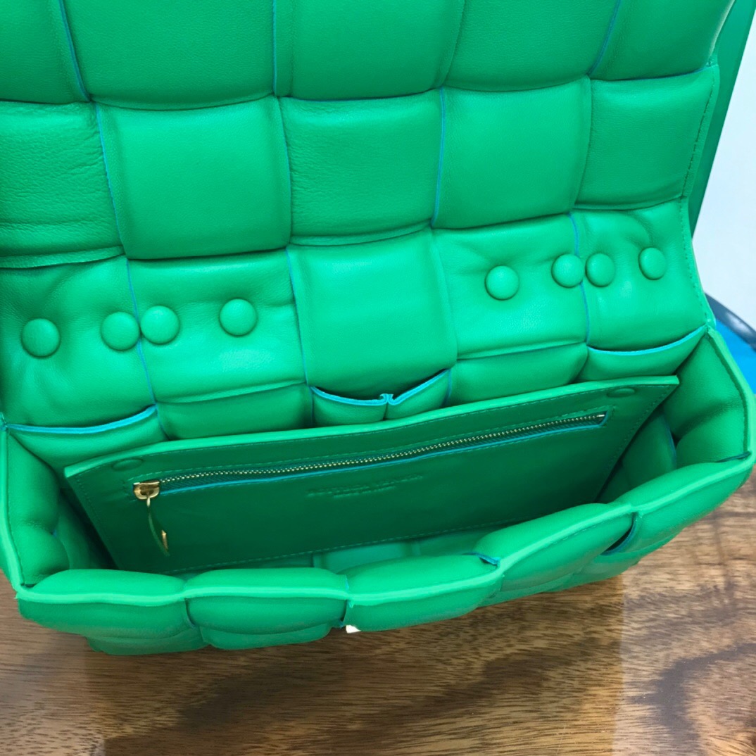 b0tt*ga Ven*ta padded cassette bag-26*18*8cm