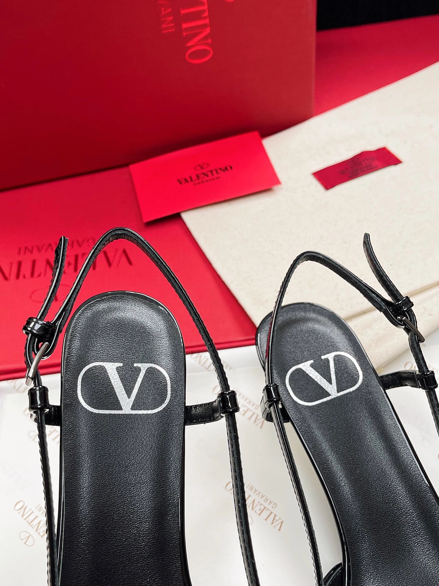 Va1e*ntin0 heels