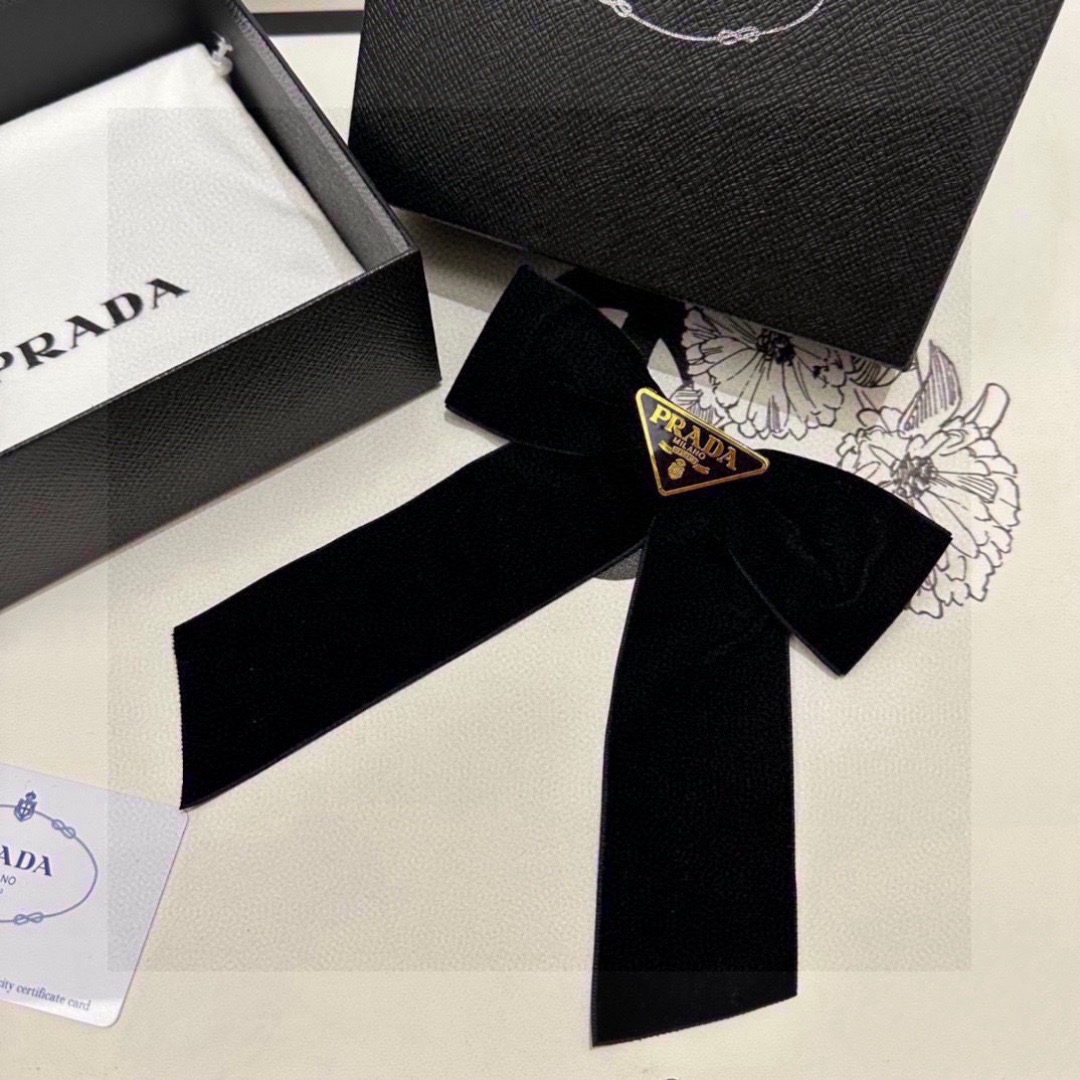 Pra*a triangle-logo bow velvet hair clip | black