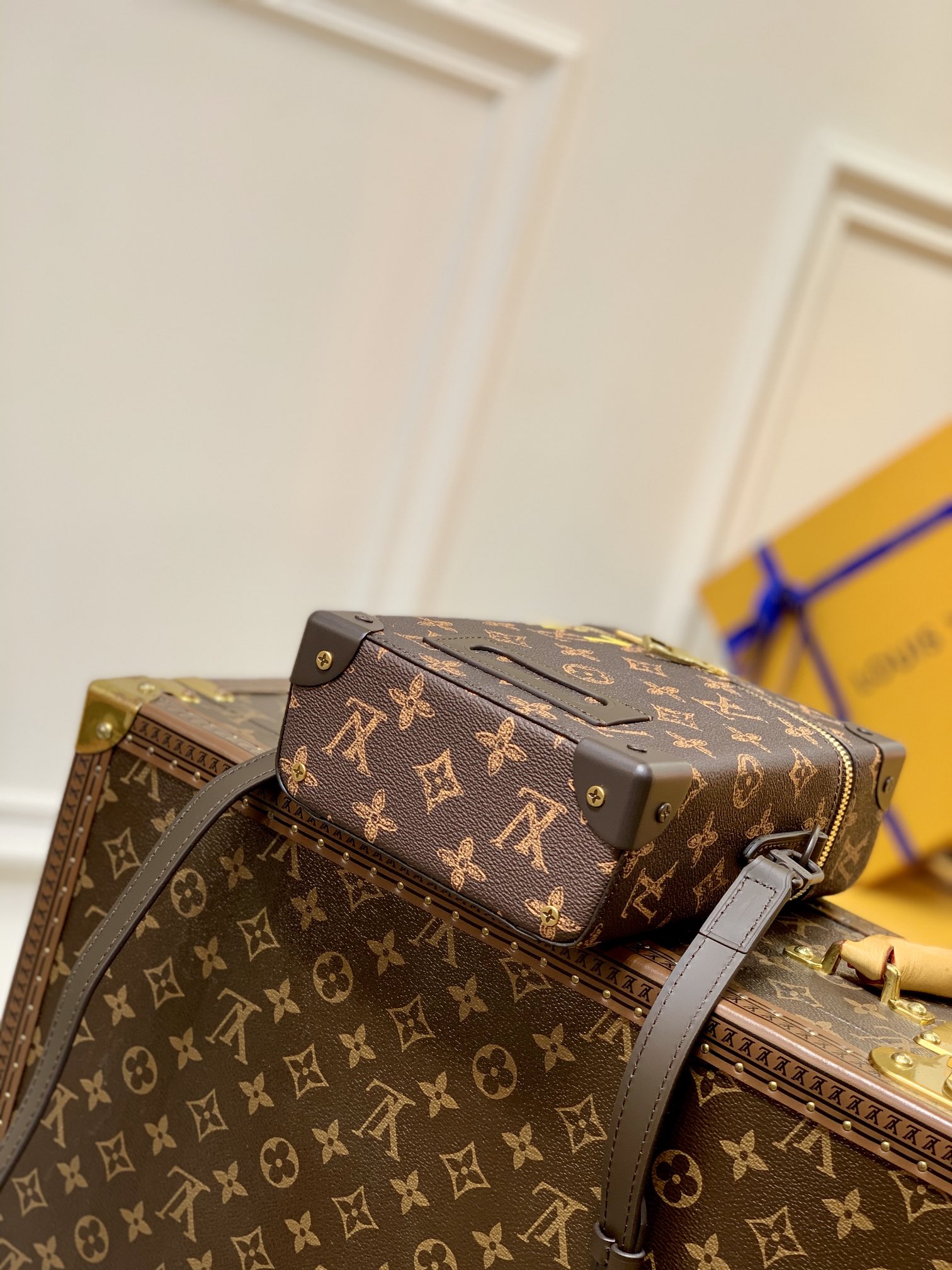 LV Vertical Box Trunk- M59664-15.5*22*7.5CM