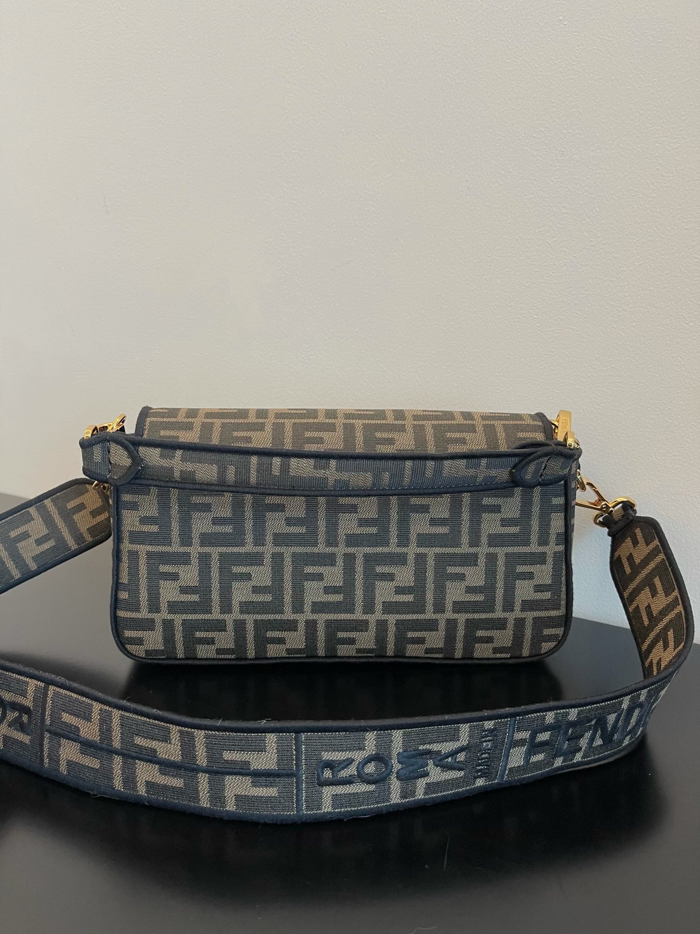 F**di baguette bag-26x14x4cm