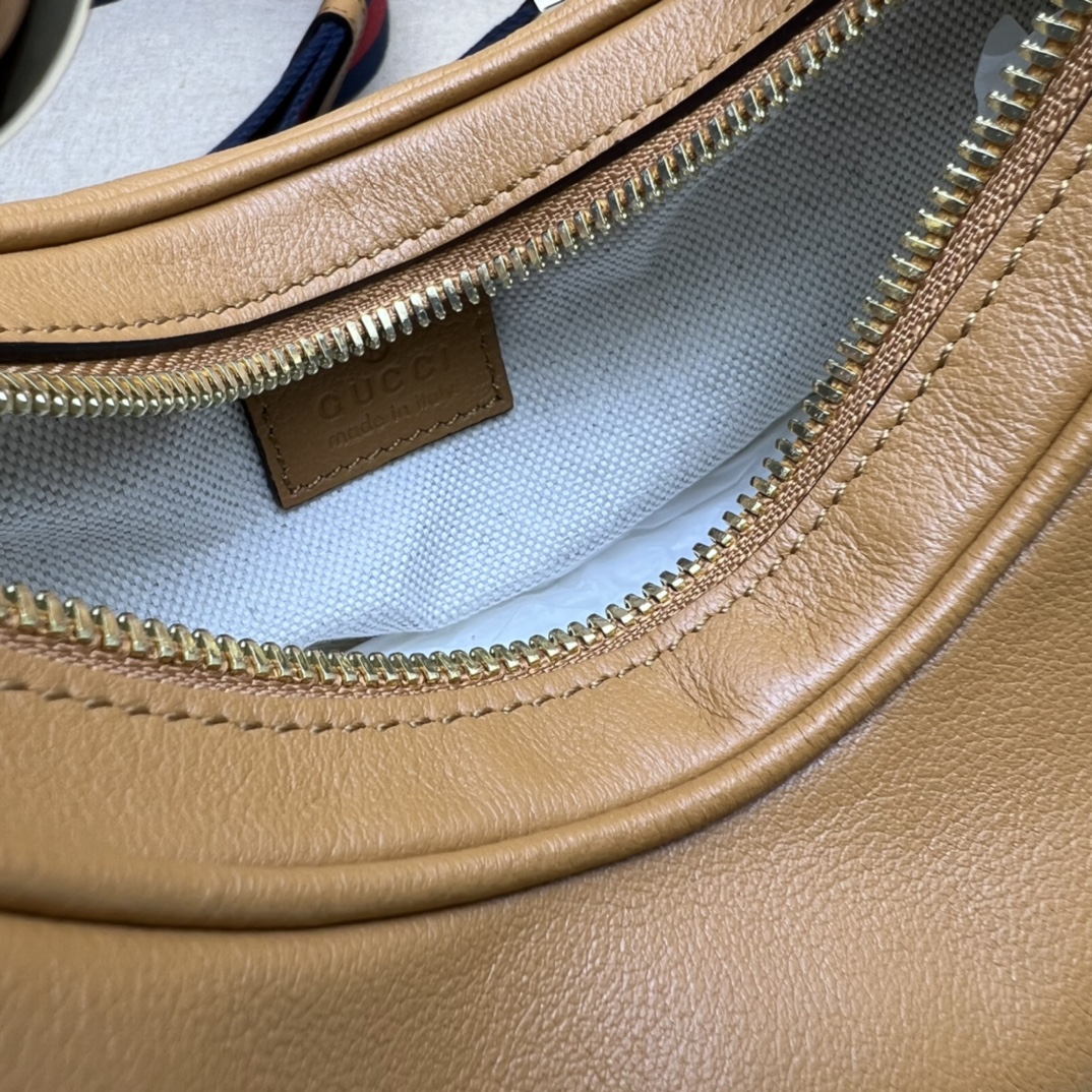 G*u*i attache small shoulder bag-23*22*5cm