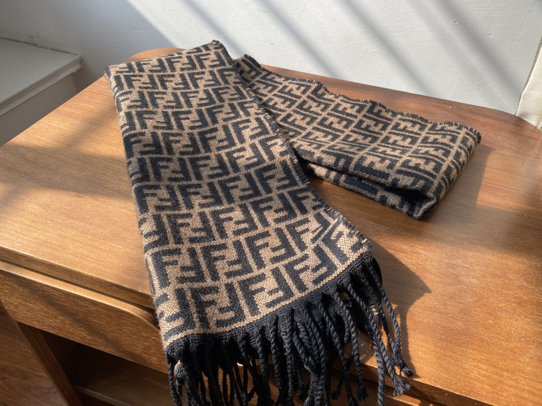 F**di scarf