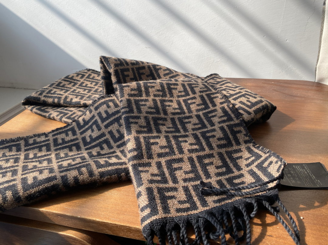 F**di scarf