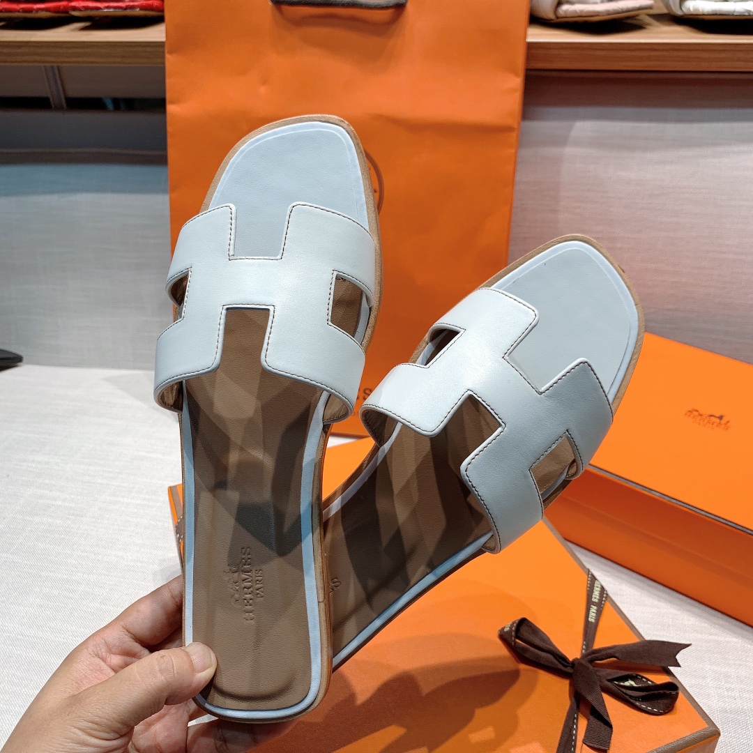 H**mes sandals
