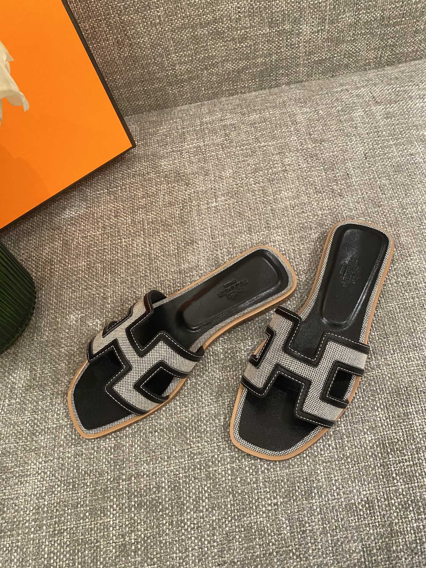 H**mes slippers
