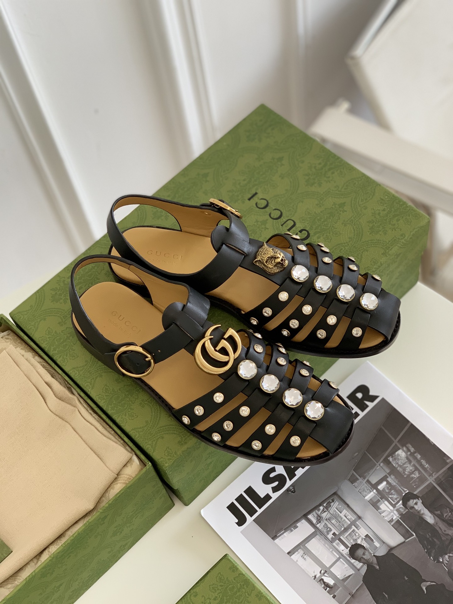 G*u*i sandals