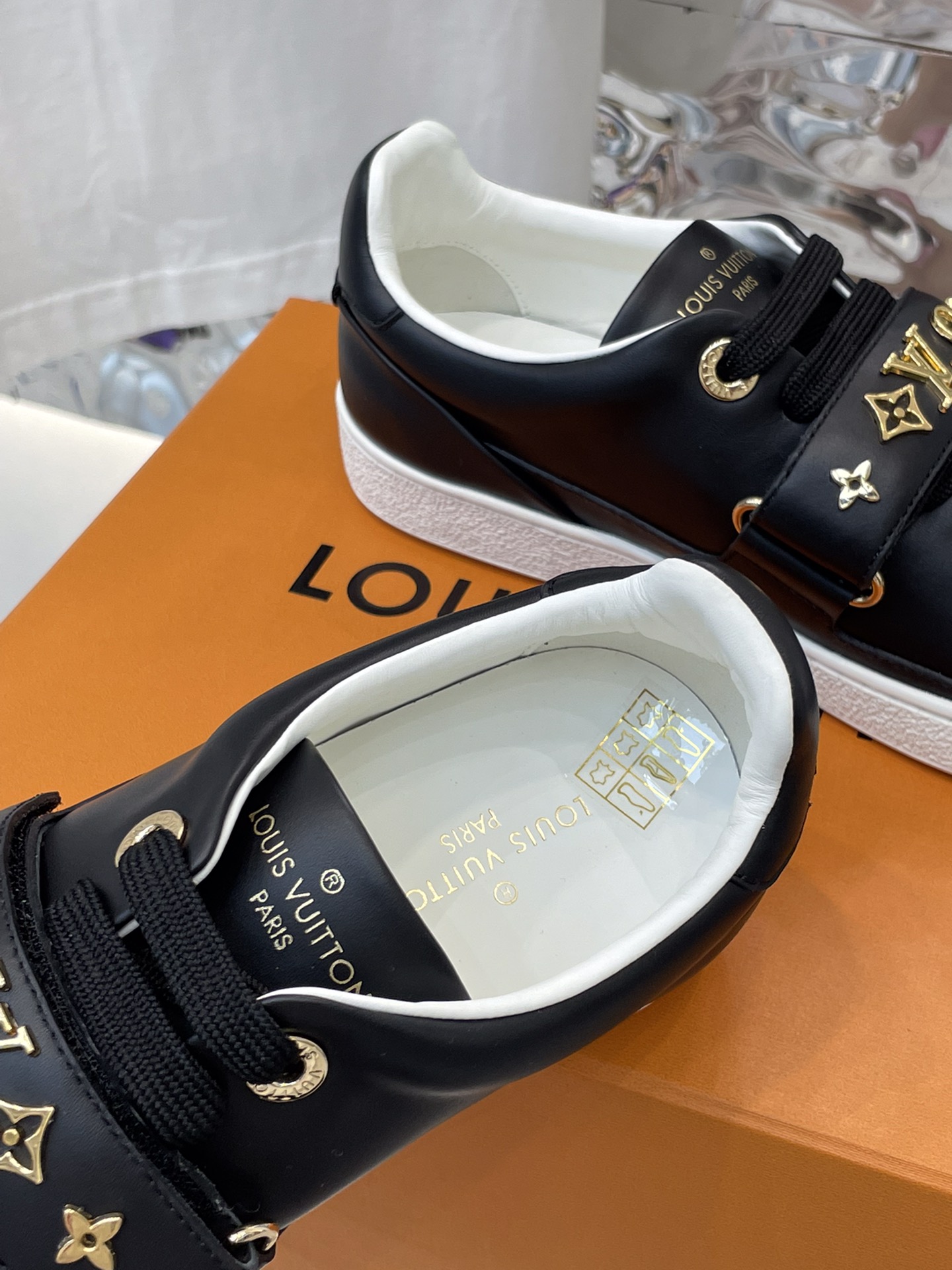 l0*is V*t0n sneakers