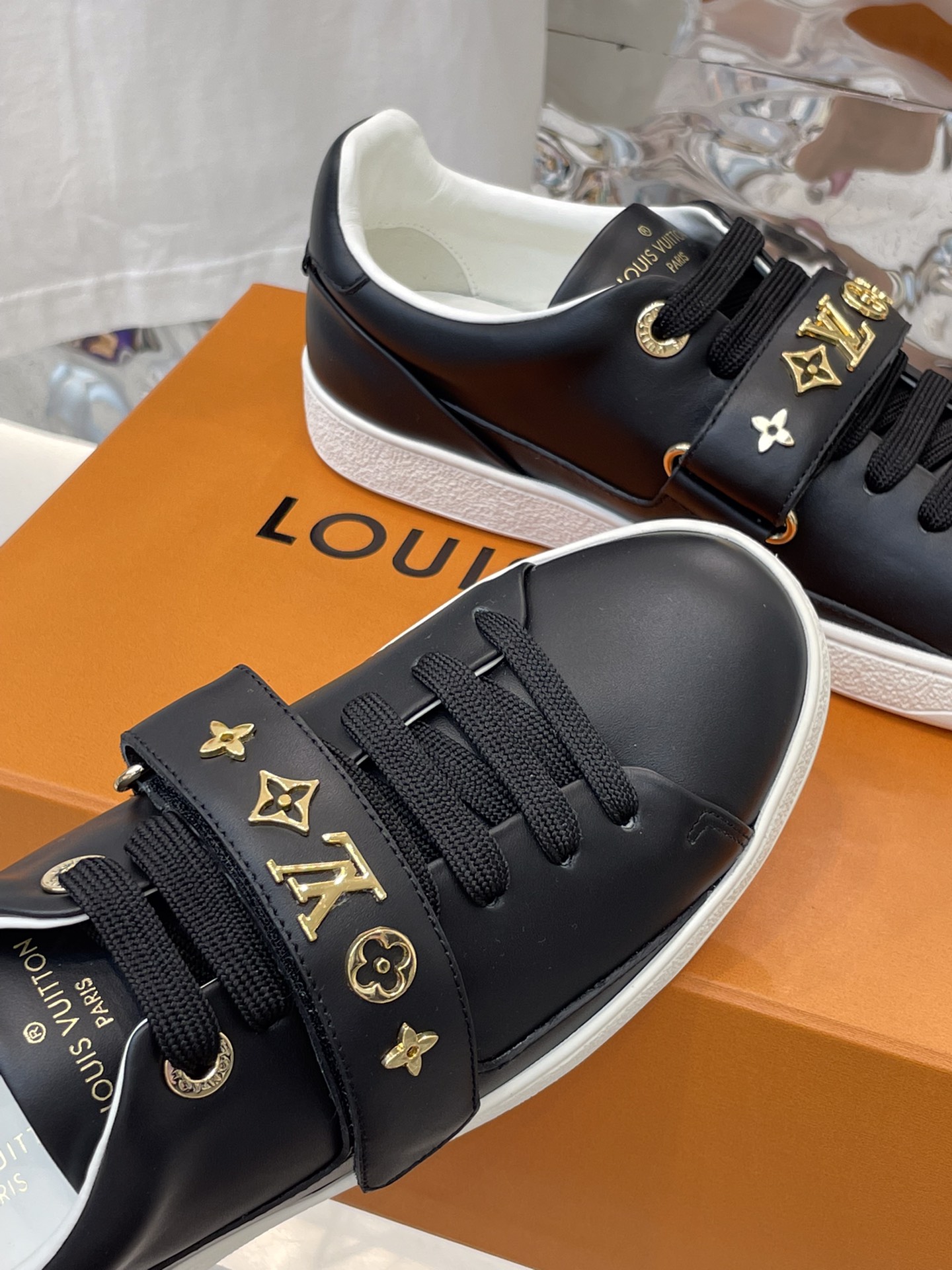 l0*is V*t0n sneakers