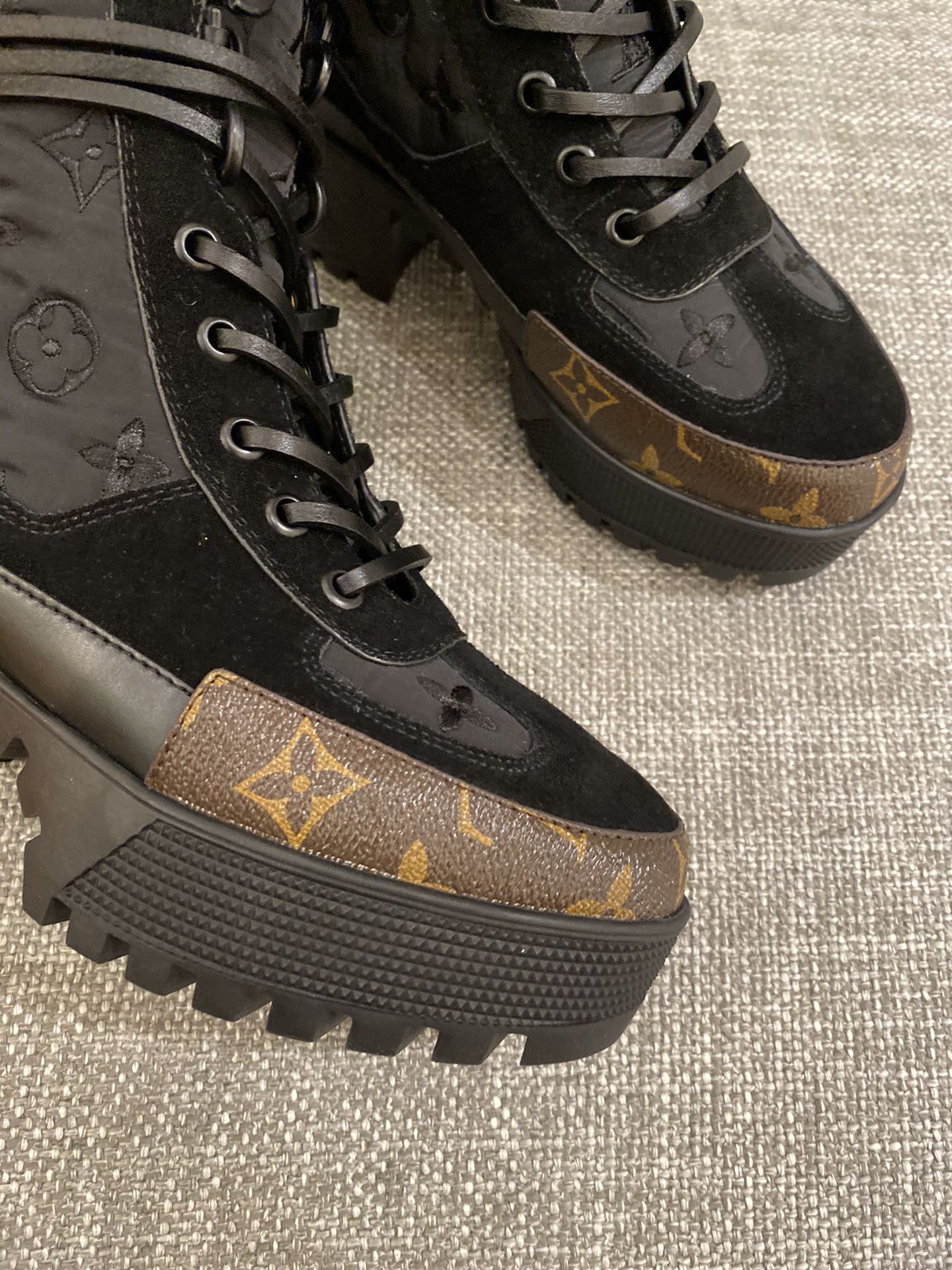 l0*is V*t0n boots