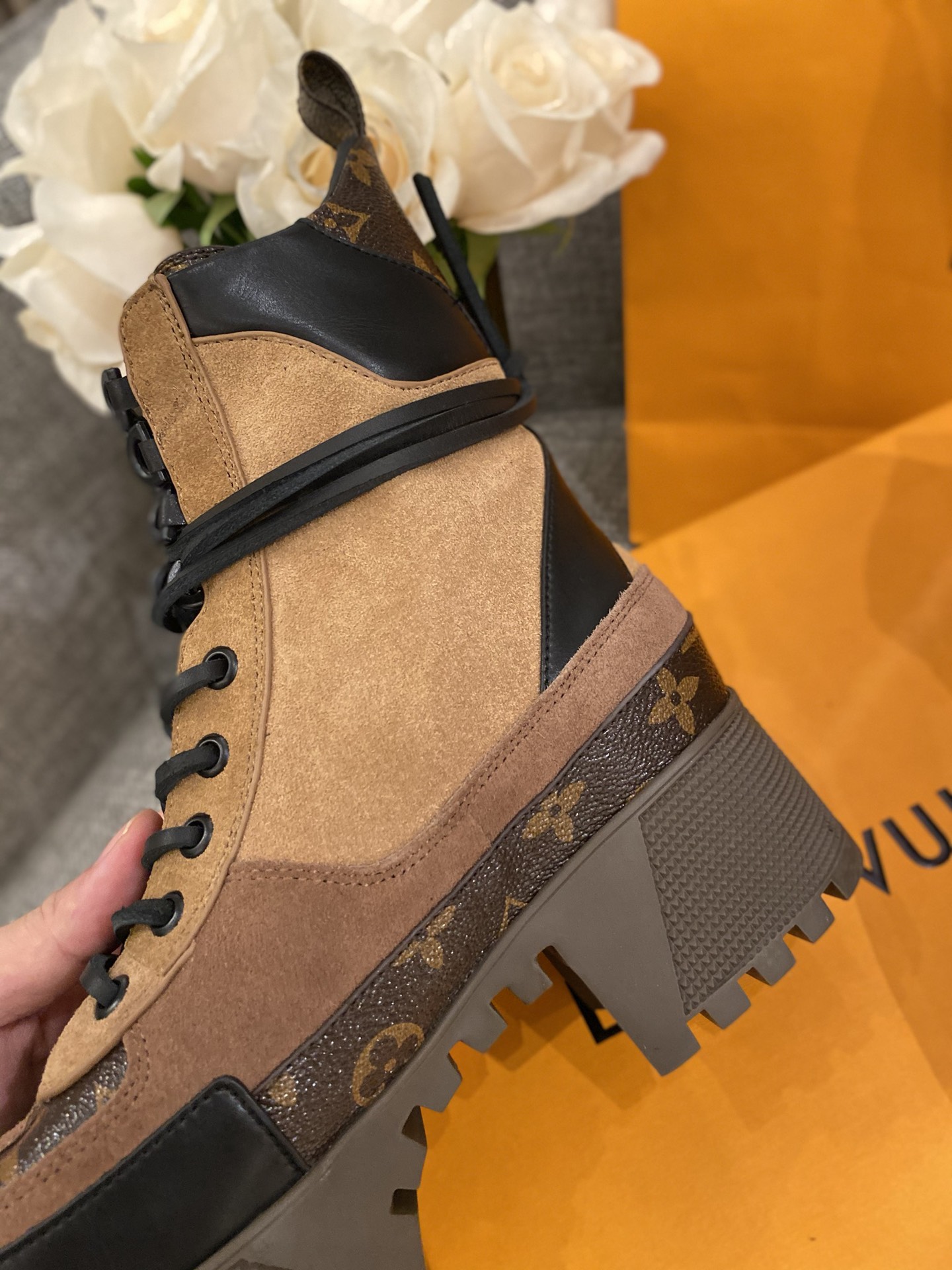 l0*is V*t0n boots