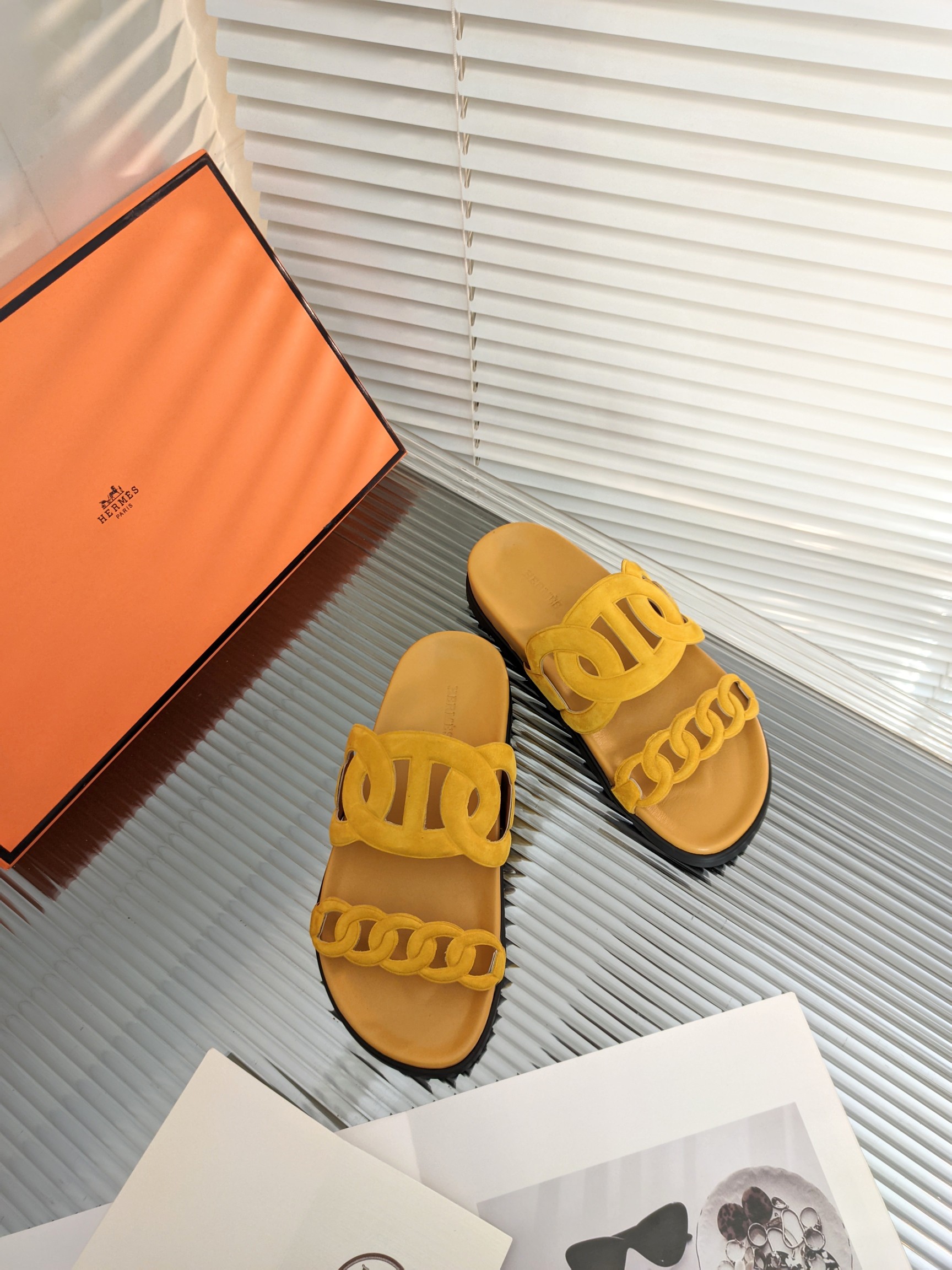 H**mes sandals