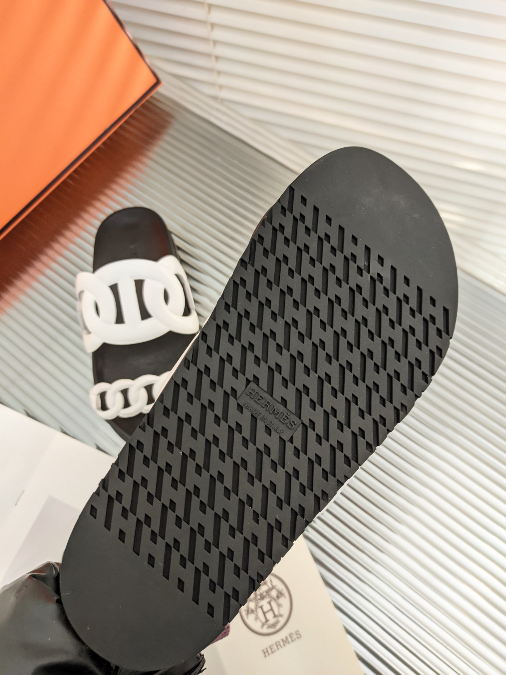 H**mes sandals
