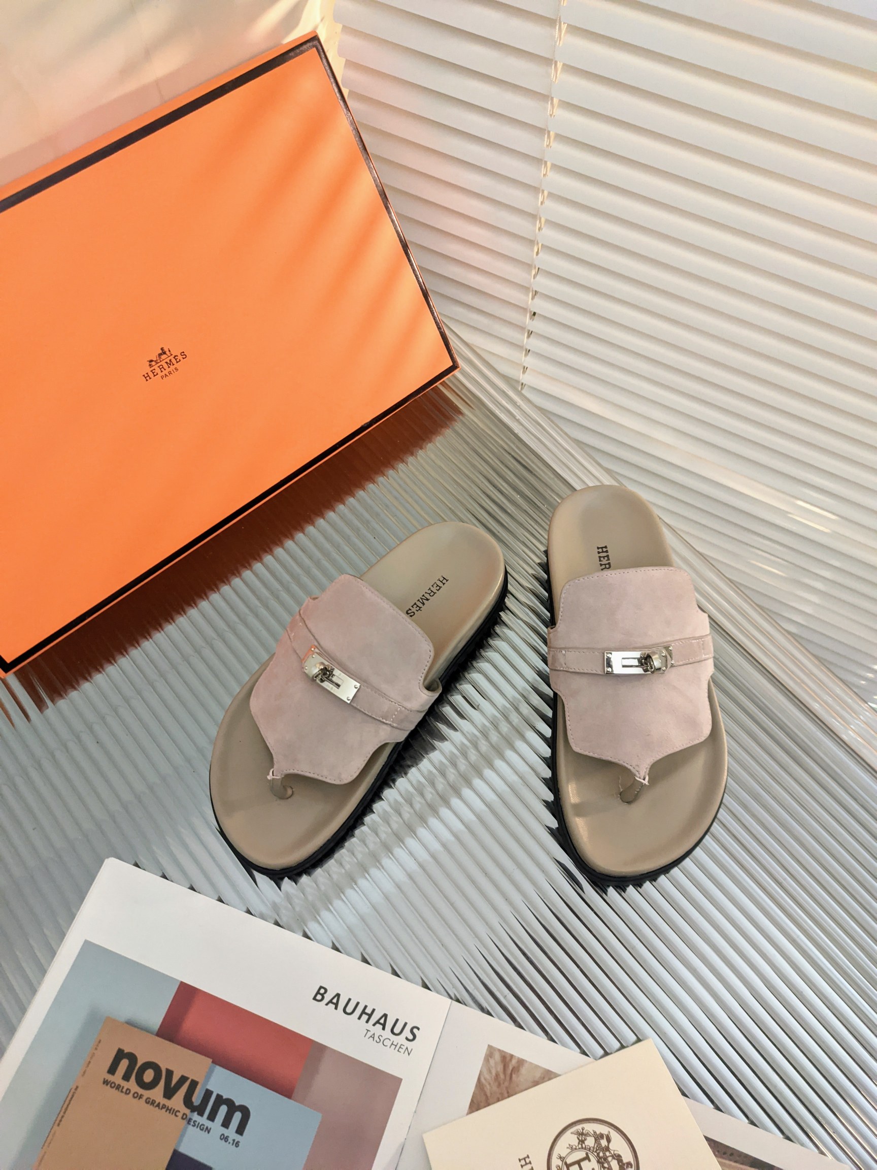 H**mes sandals