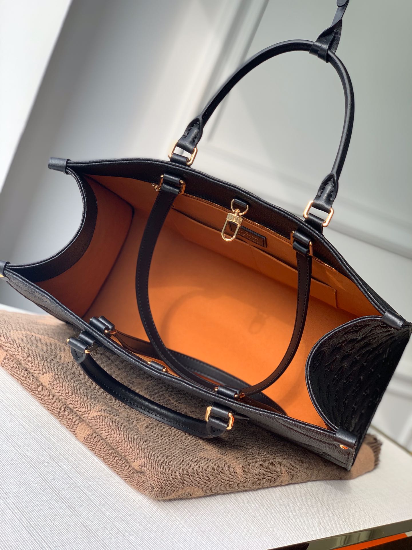 l0*is V*t0n onthego handbag-35*28*15cm