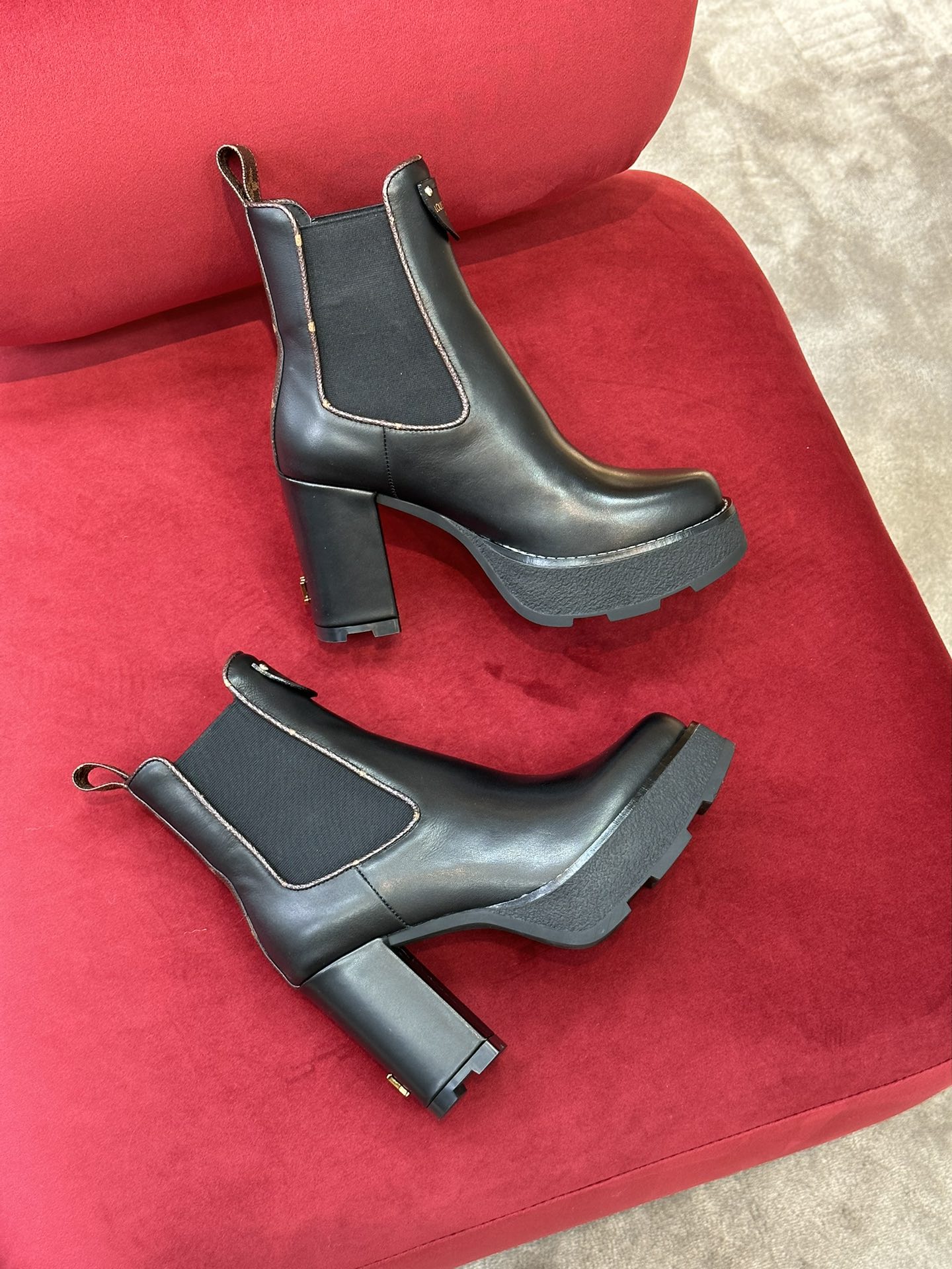 l0*is V*t0n boots