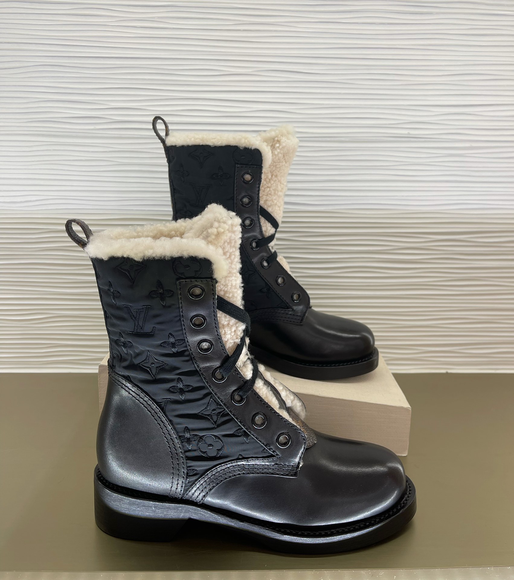 l0*is V*t0n boots