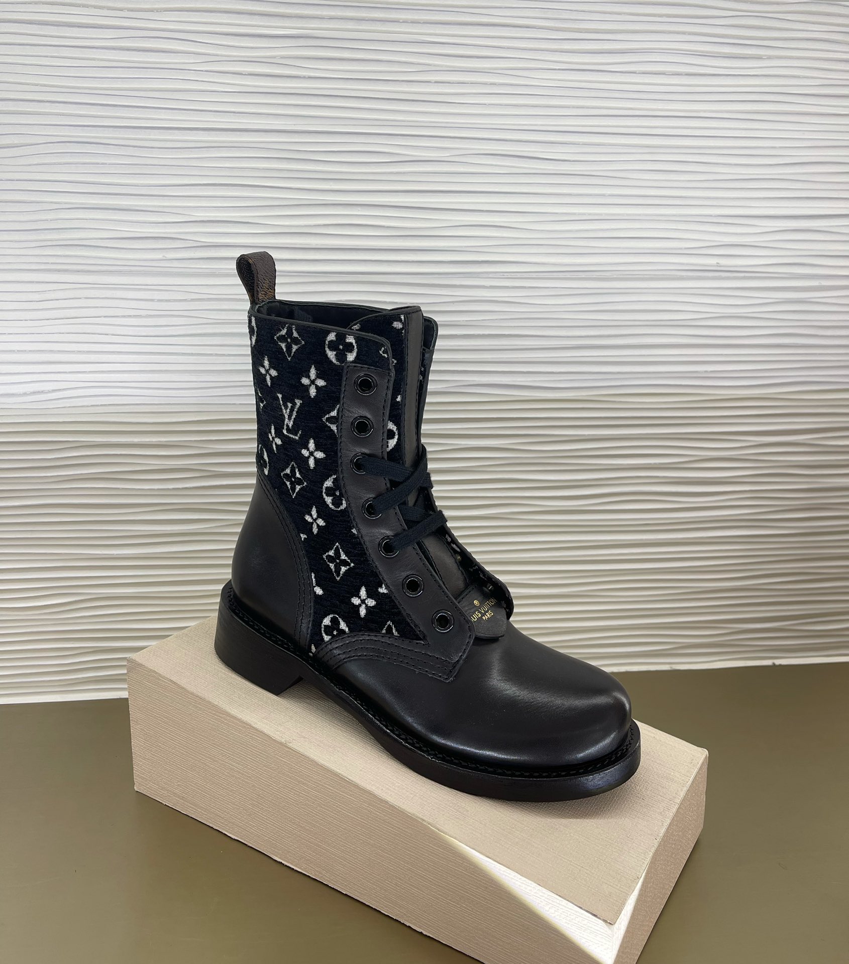 l0*is V*t0n boots