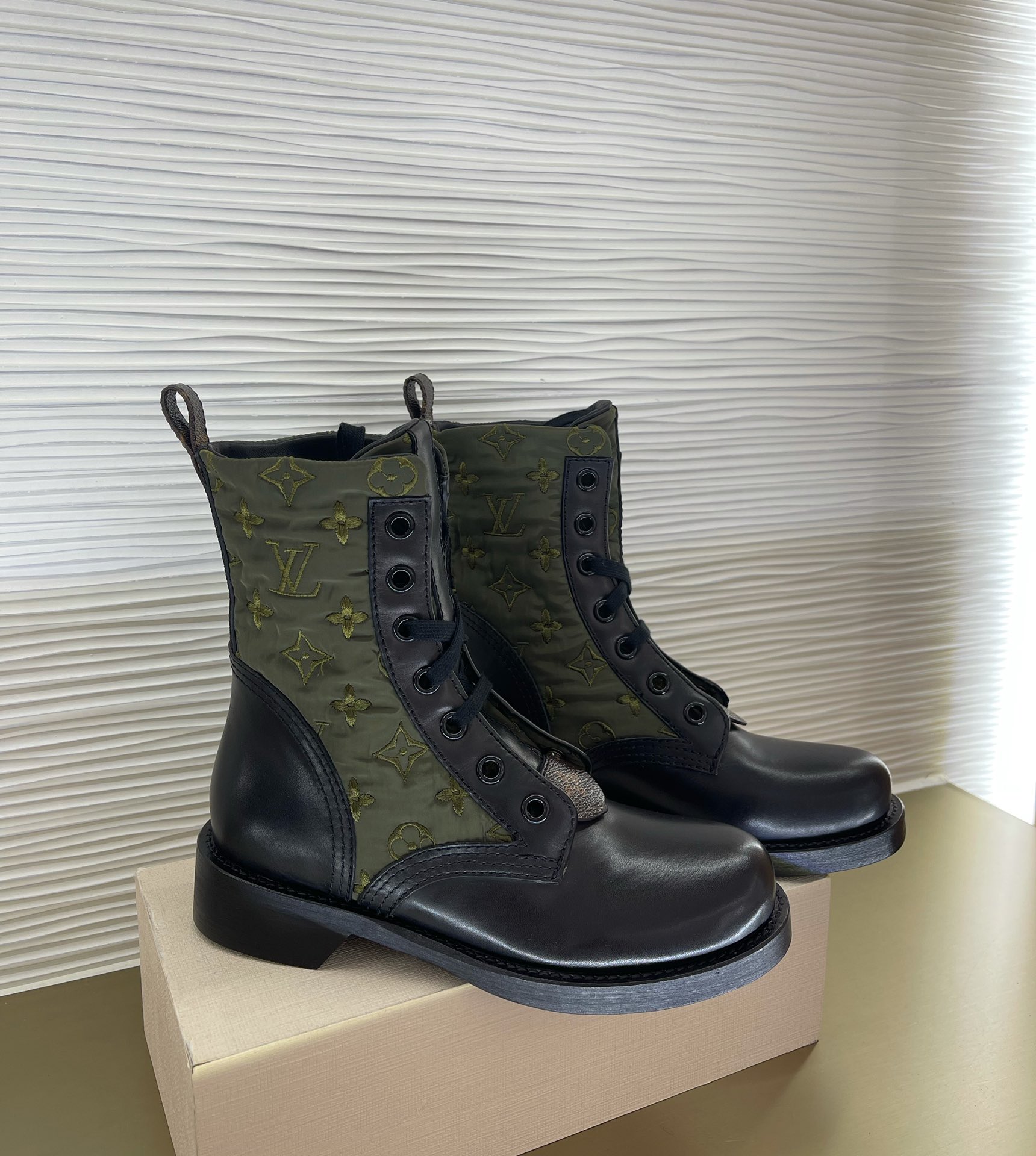 l0*is V*t0n boots