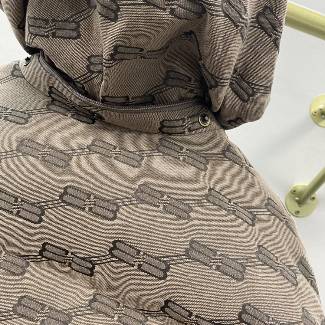 Balen*iaga Cotton