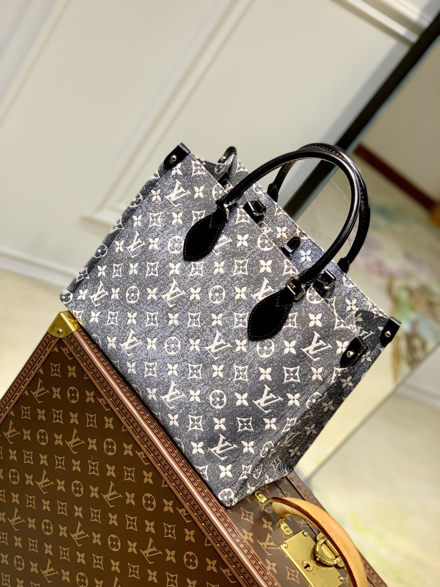 l0*is V*t0n onthego handbag-35*27*14cm