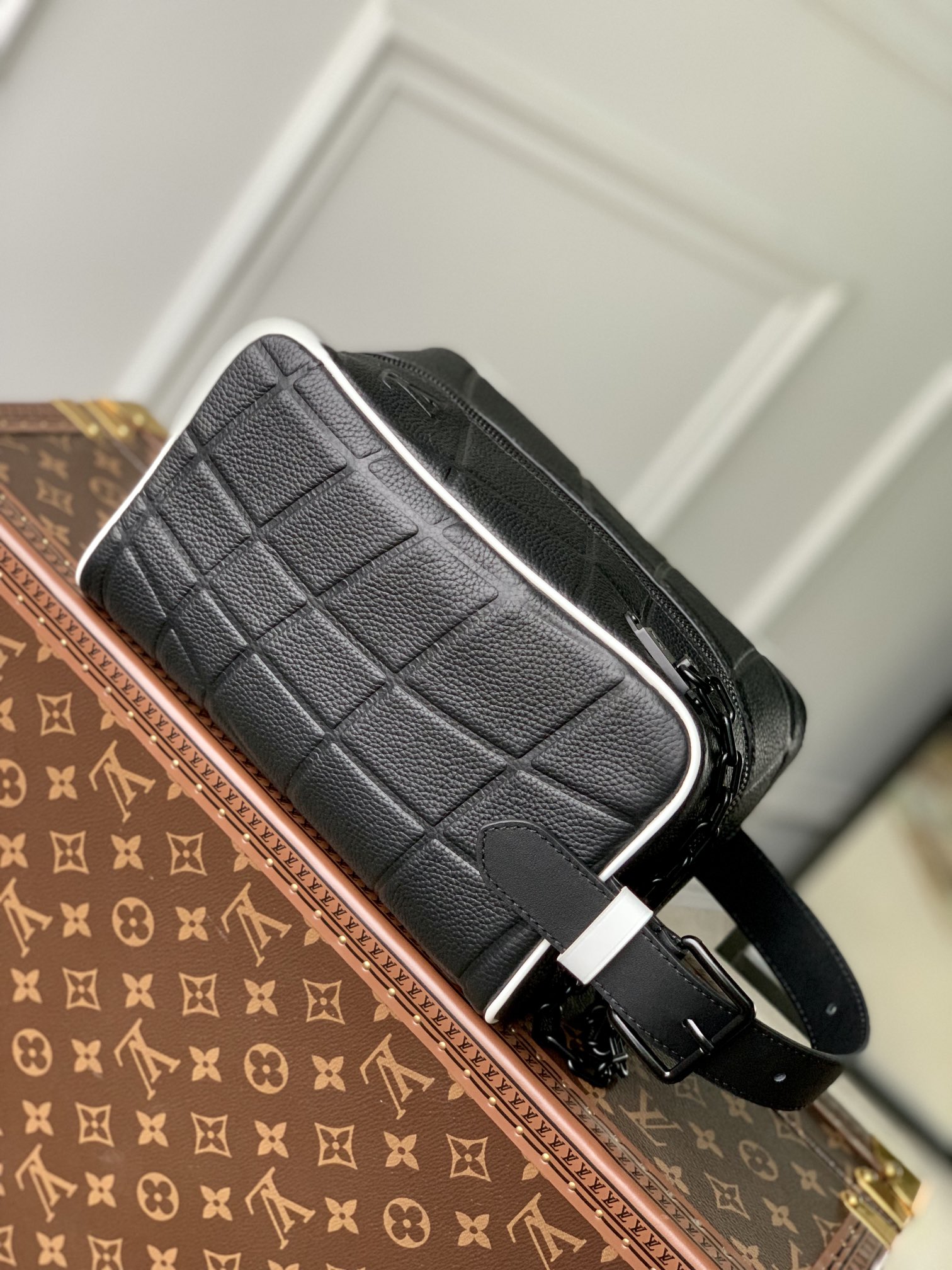 l0*is V*t0n cloakroom dopp kit pouch-15 x 24 x 15cm