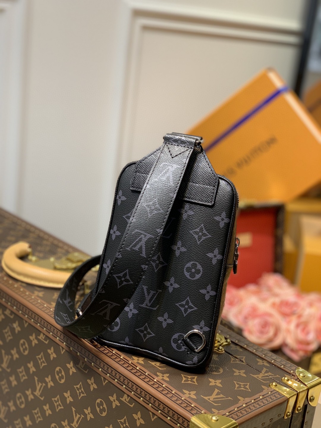 l0*is V*t0n outdoor slingbag-13*21*5cm