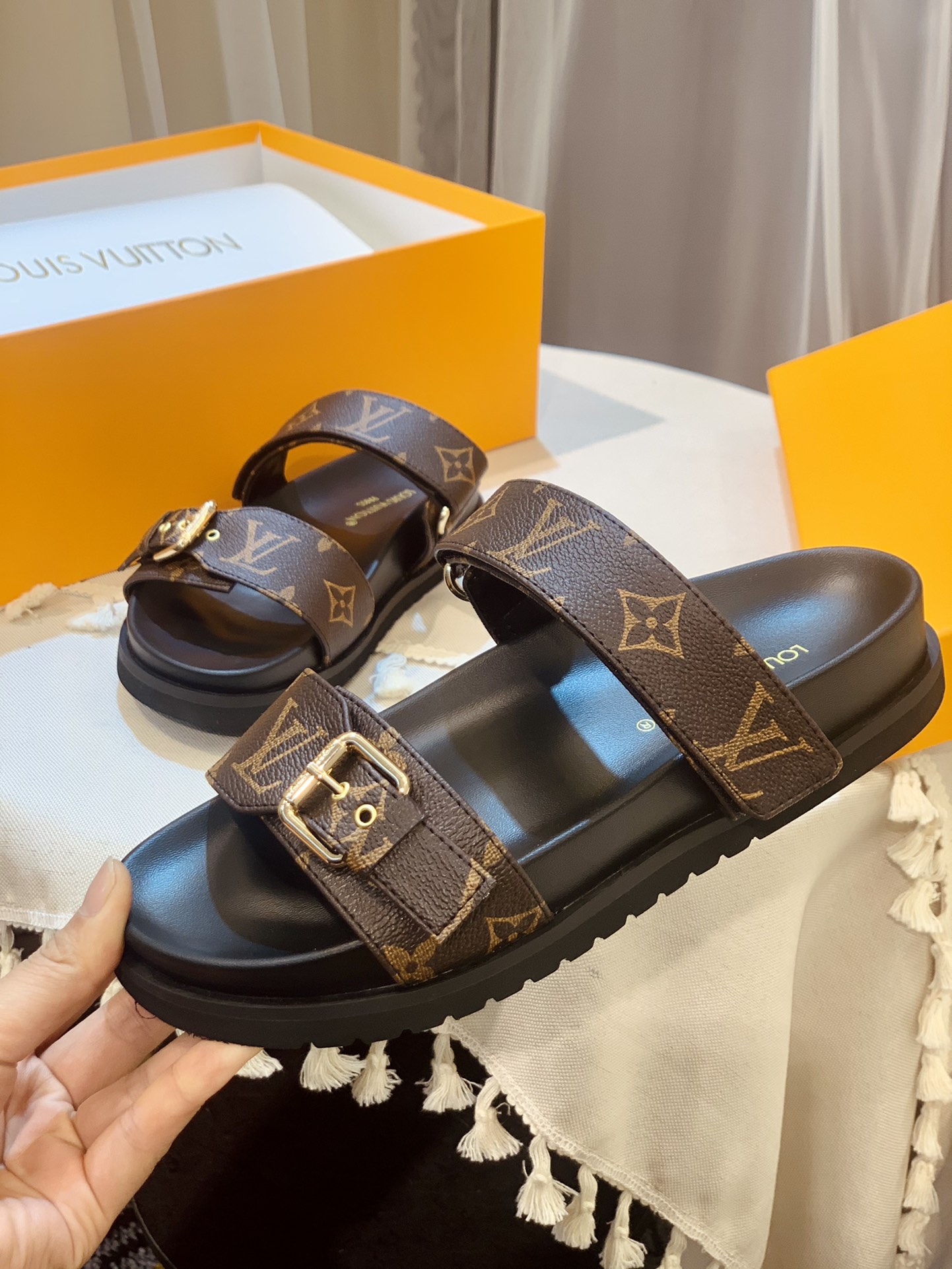 l0*is V*t0n sandals