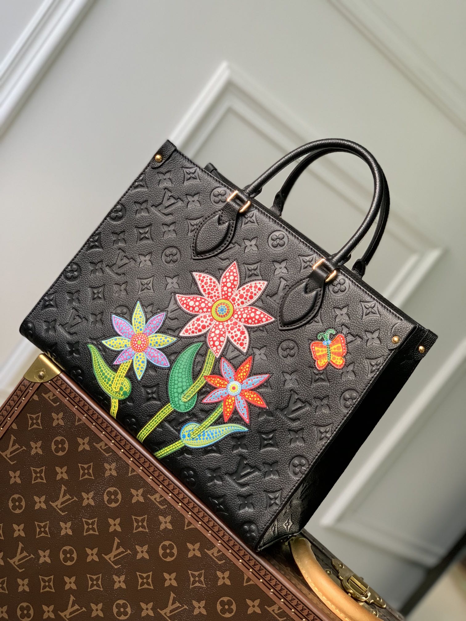 l0*is V*t0n x ykonthego handbag-35 x 27 x 14 cm