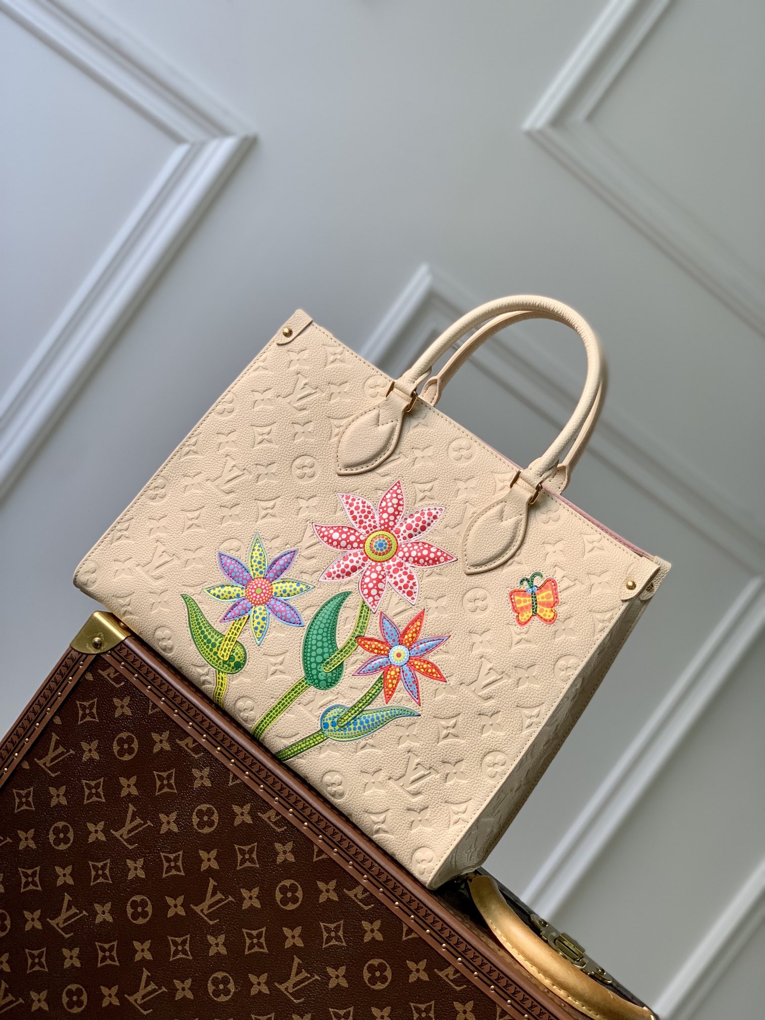 l0*is V*t0n x ykonthego handbag-35 x 27 x 14 cm