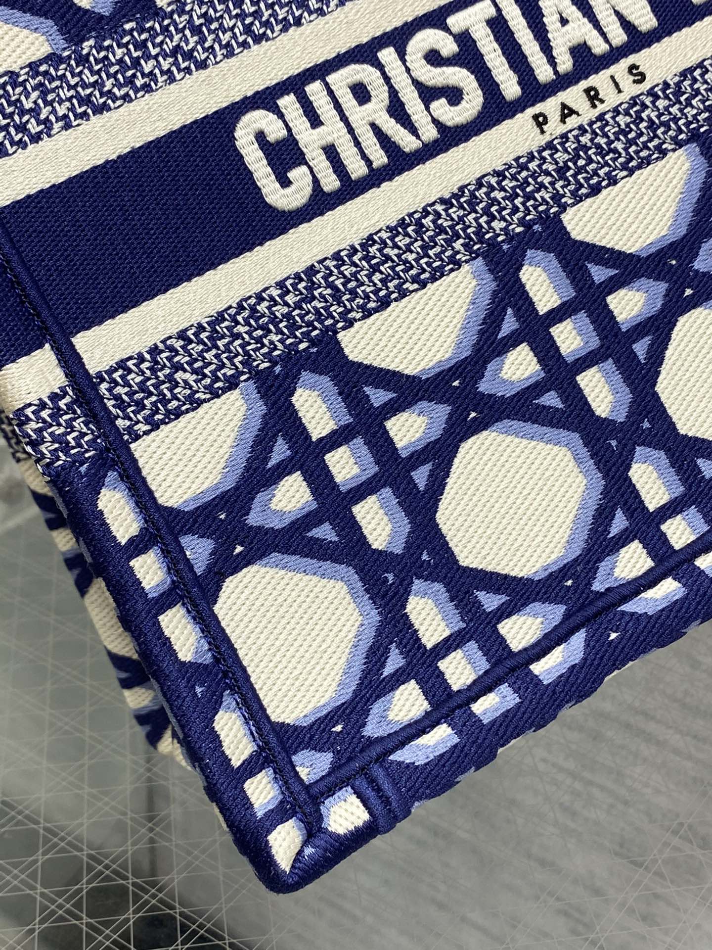 D*or book tote