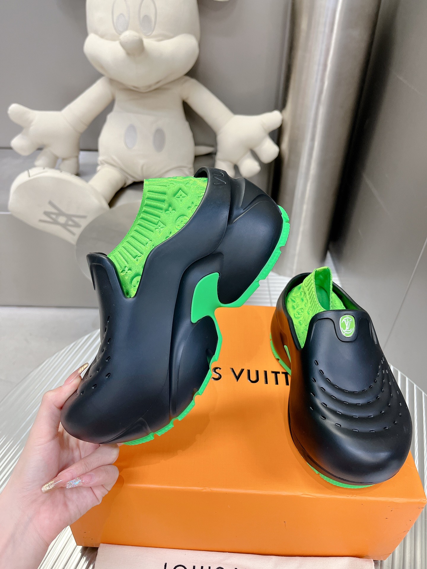 l0*is V*t0n shark clog slippers(eu35-40)