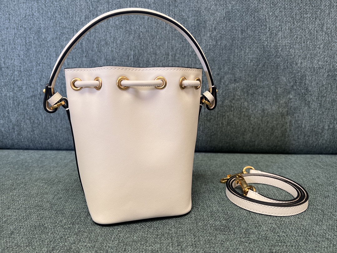 Va1e*ntin0 garavanivlogo signature bag-12*18*10cm