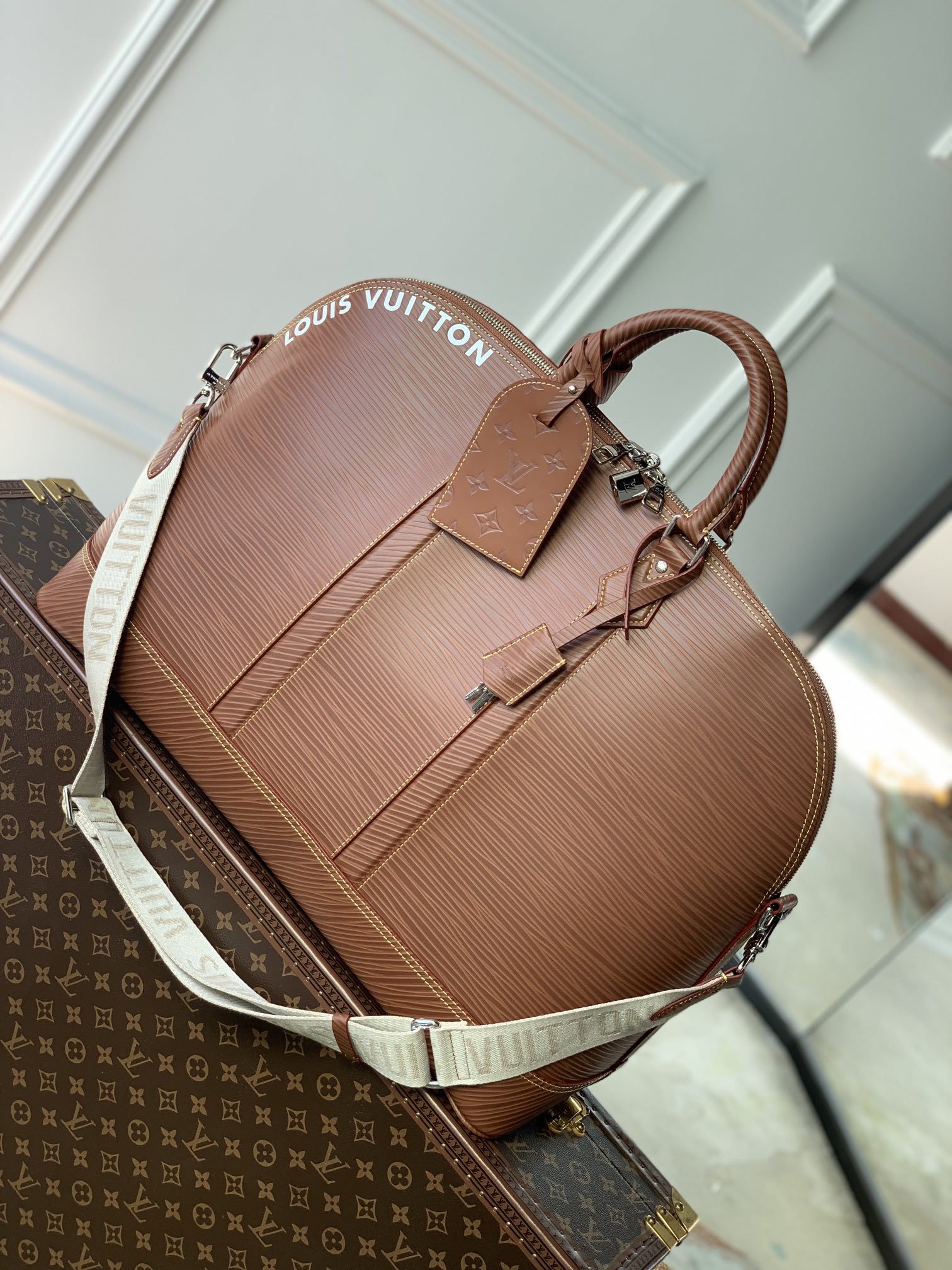 l0*is V*t0n alma travel bag-64 x 42 x 22cm