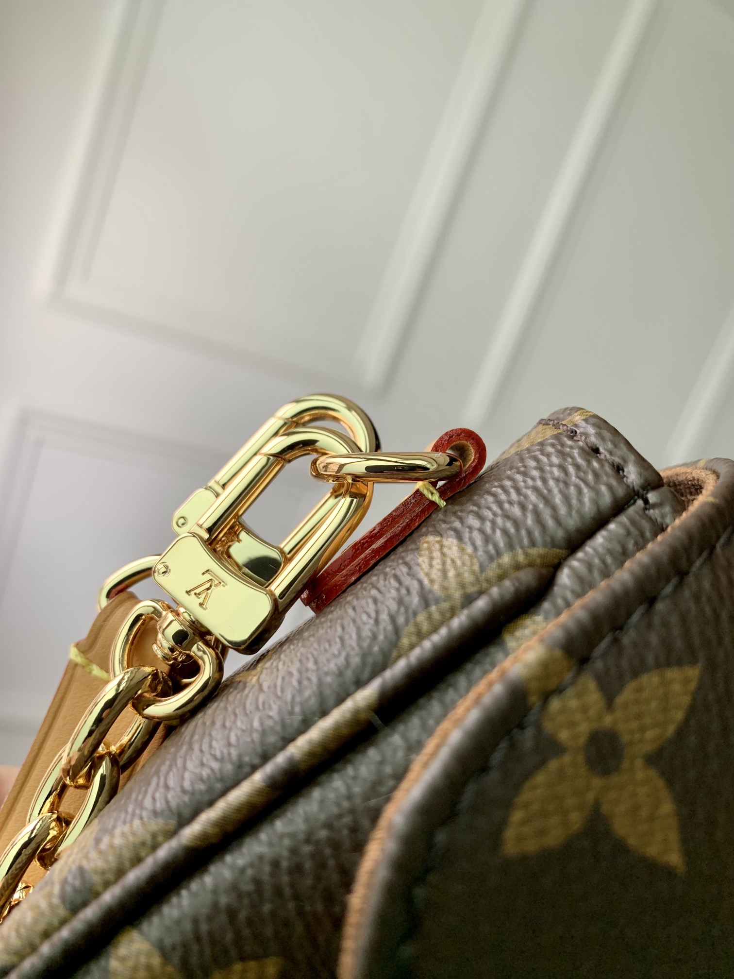 l0*is V*t0n wallet on chain ivy-23.5 x 12.0 x 4.3 cm