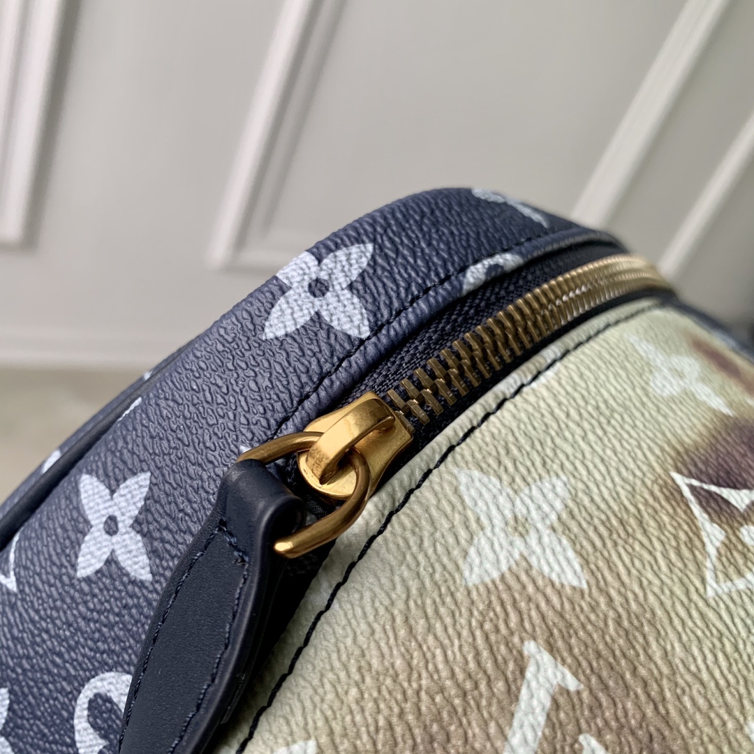 l0*is V*t0n dopp kit-28 x 15 x 16.5cm