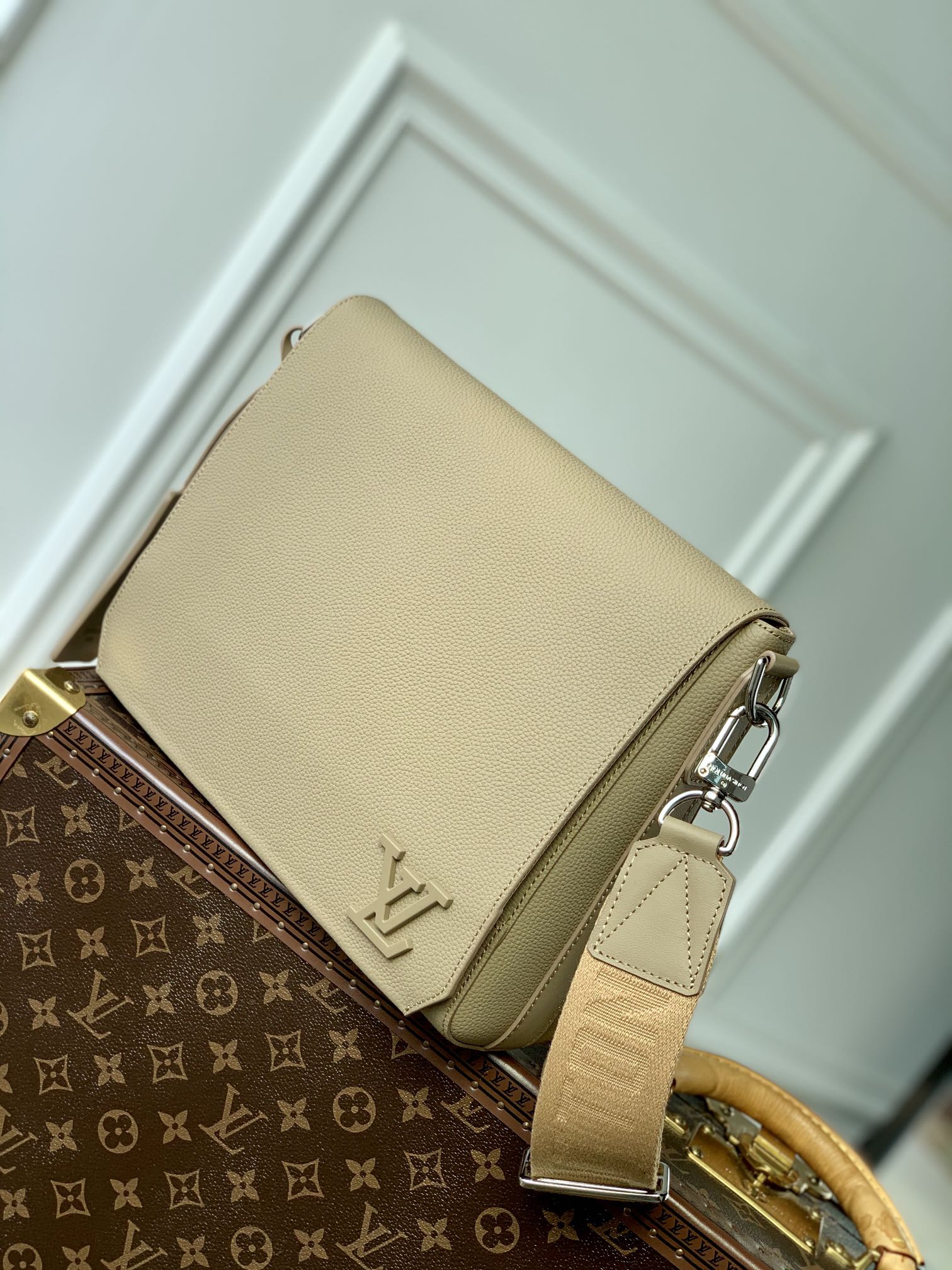 l0*is V*t0n aerogram messenger bag-28 x 24 x 10cm